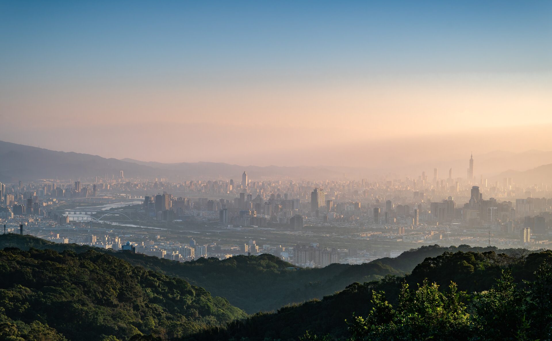 Taipei 101 za svítání Mrakodrap Taipei 101 a panorama Taipeie za svítání s růžovou oblohou