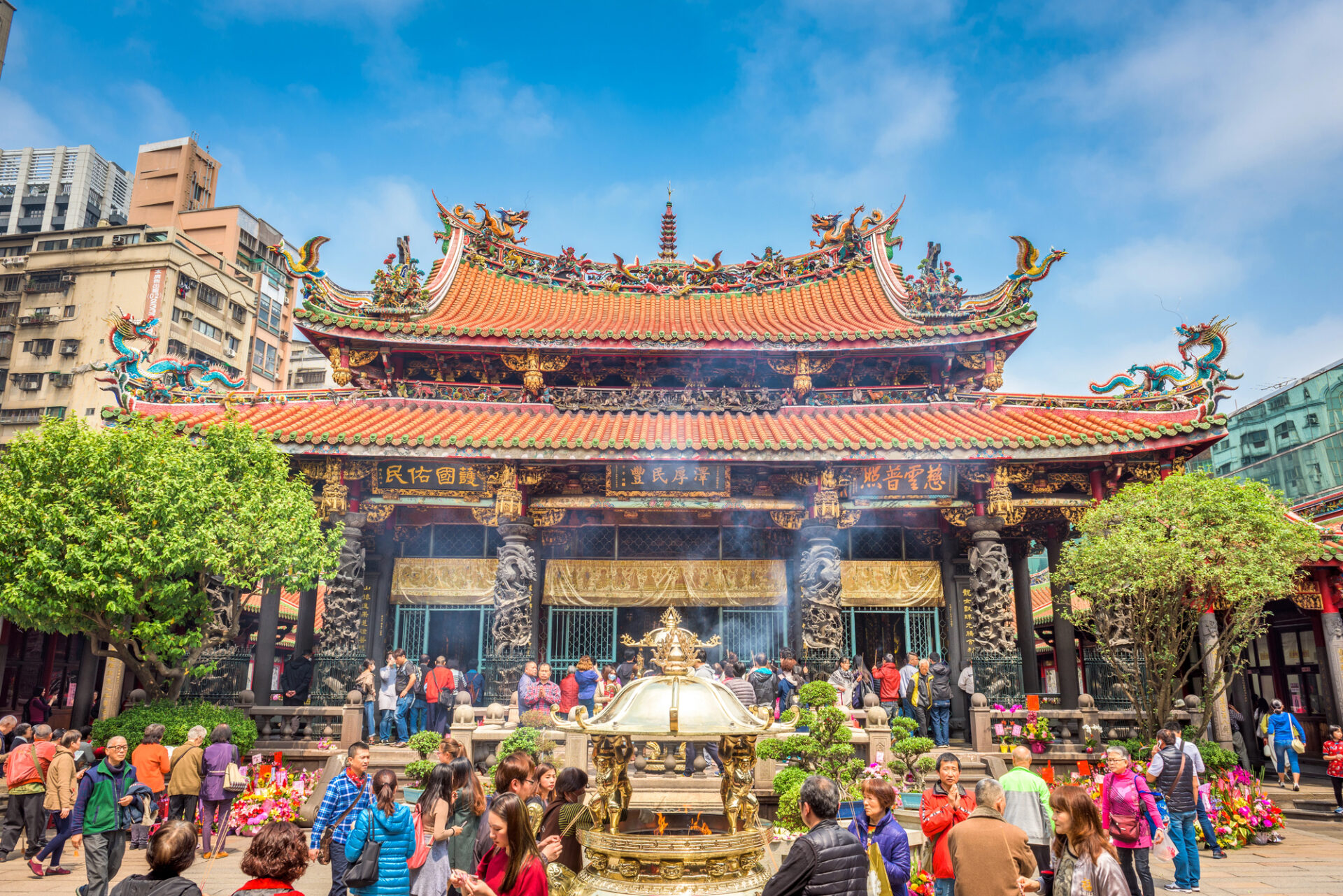 Chrám Lungshan Chrám Lungshan v Taipei s kadidelnicí a věřícími před hlavní svatyní