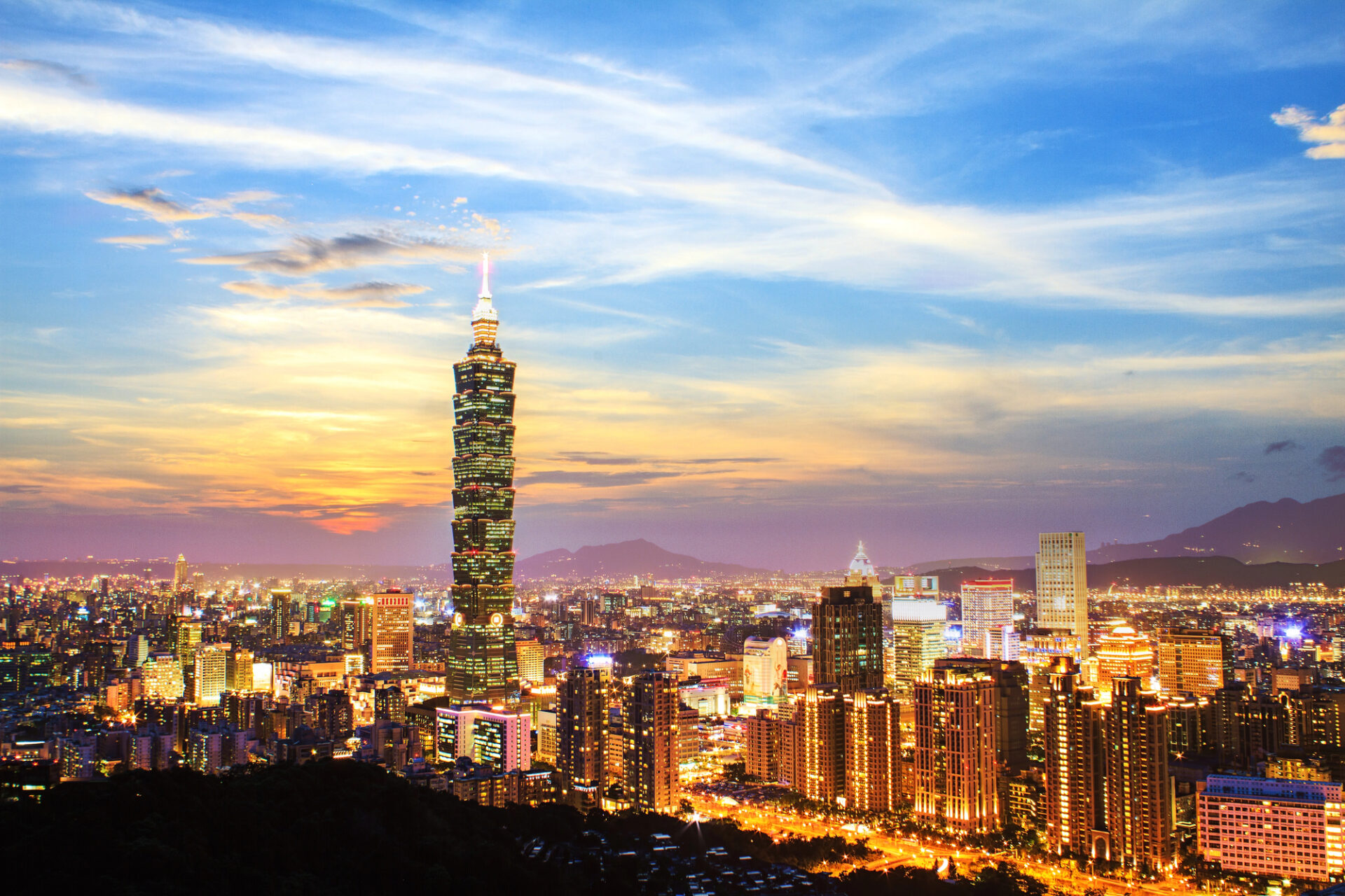 Výhled na Taipei 101 Noční panorama Taipeie s osvětleným mrakodrapem Taipei 101 z vyhlídky nad městem