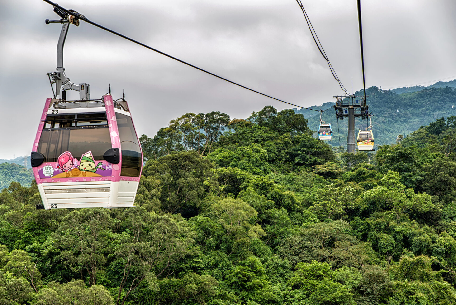 Lanovka Maokong Kabina lanovky Maokong Gondola nad zalesněnými kopci jižně od Taipei