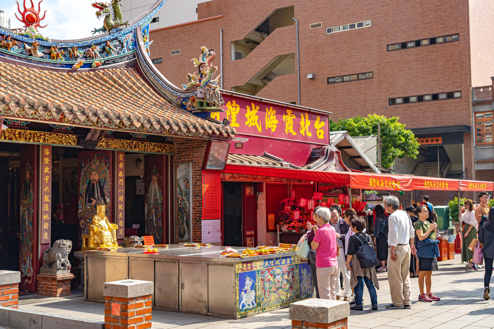 Chrám Xiahai Chrám Xiahai na ulici Dihua v Taipei s obětinami před vchodem