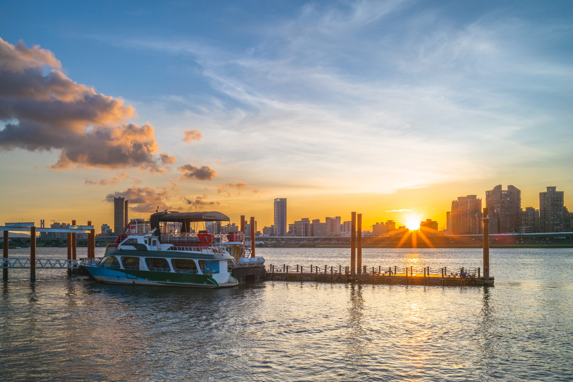 Molo Dadaocheng Západ slunce nad molem Dadaocheng na řece Tamsui v Taipei