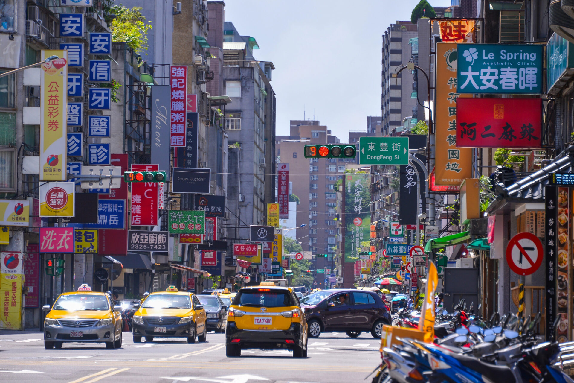 Ximending Pěší zóna Ximending v Taipei s neonovými poutači a davem lidí