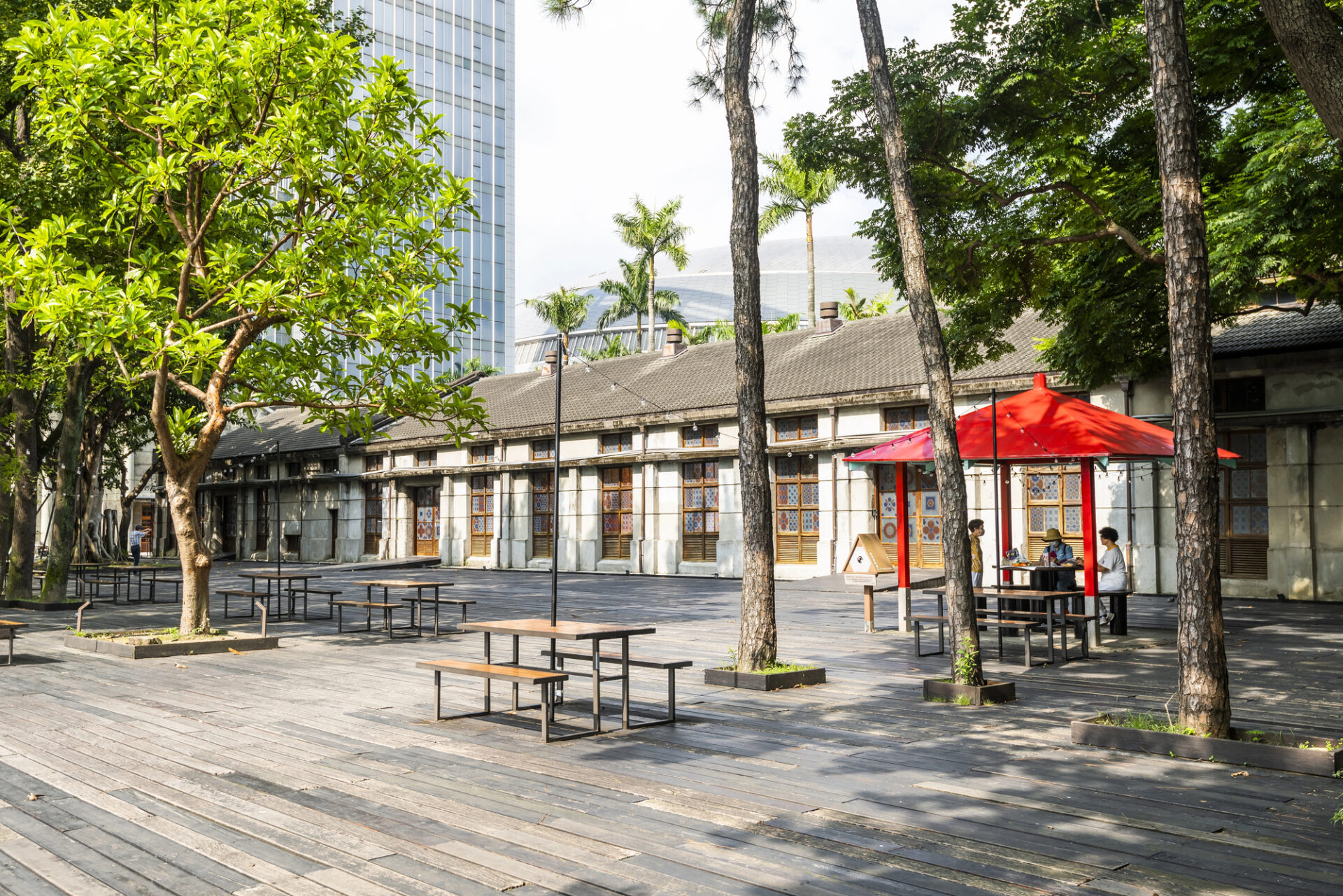 Songshan Creative Park Kreativní centrum Songshan v Taipei, dřevěná terasa mezi budovami bývalé tabákové továrny