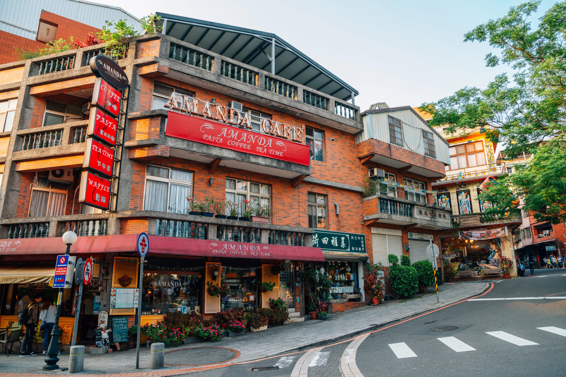 Stará ulice v Tamsui Stará ulice v Tamsui u Taipei s kavárnami a restauracemi