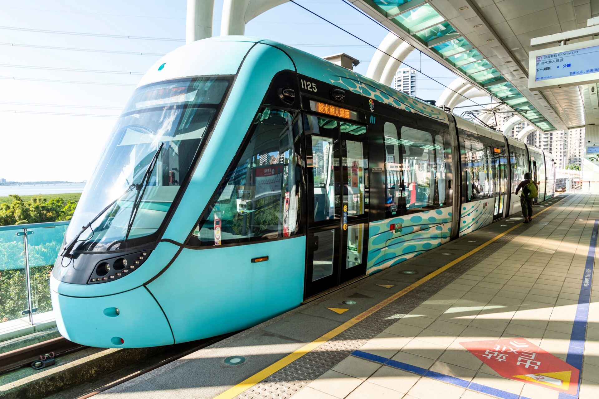 Lehké metro Danhai v Novém Tchaj-peji mířící k Fisherman's Wharf