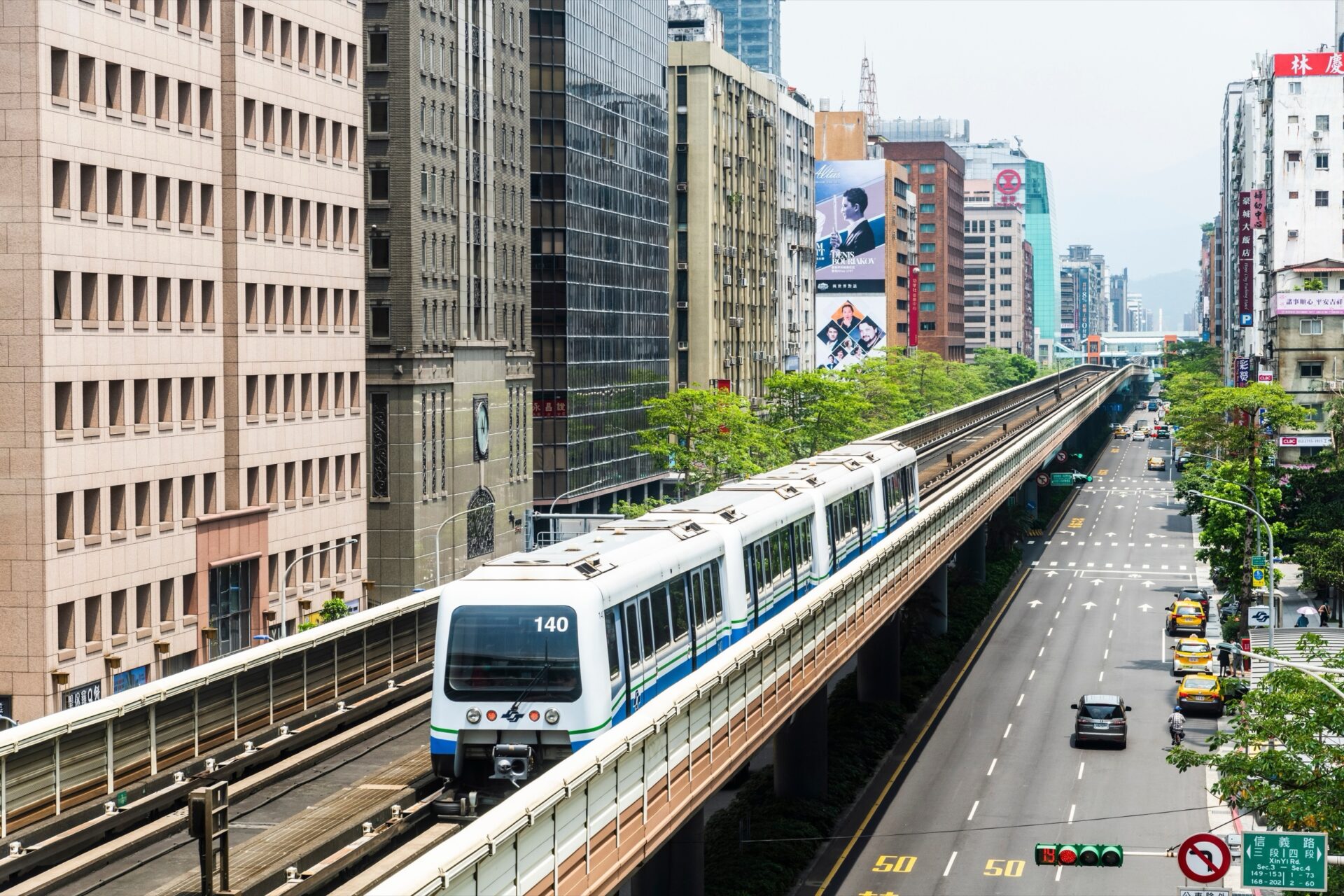 Tchajpejské metro Souprava linky Wenhu tchajpejského metra na nadzemní trati mezi mrakodrapy