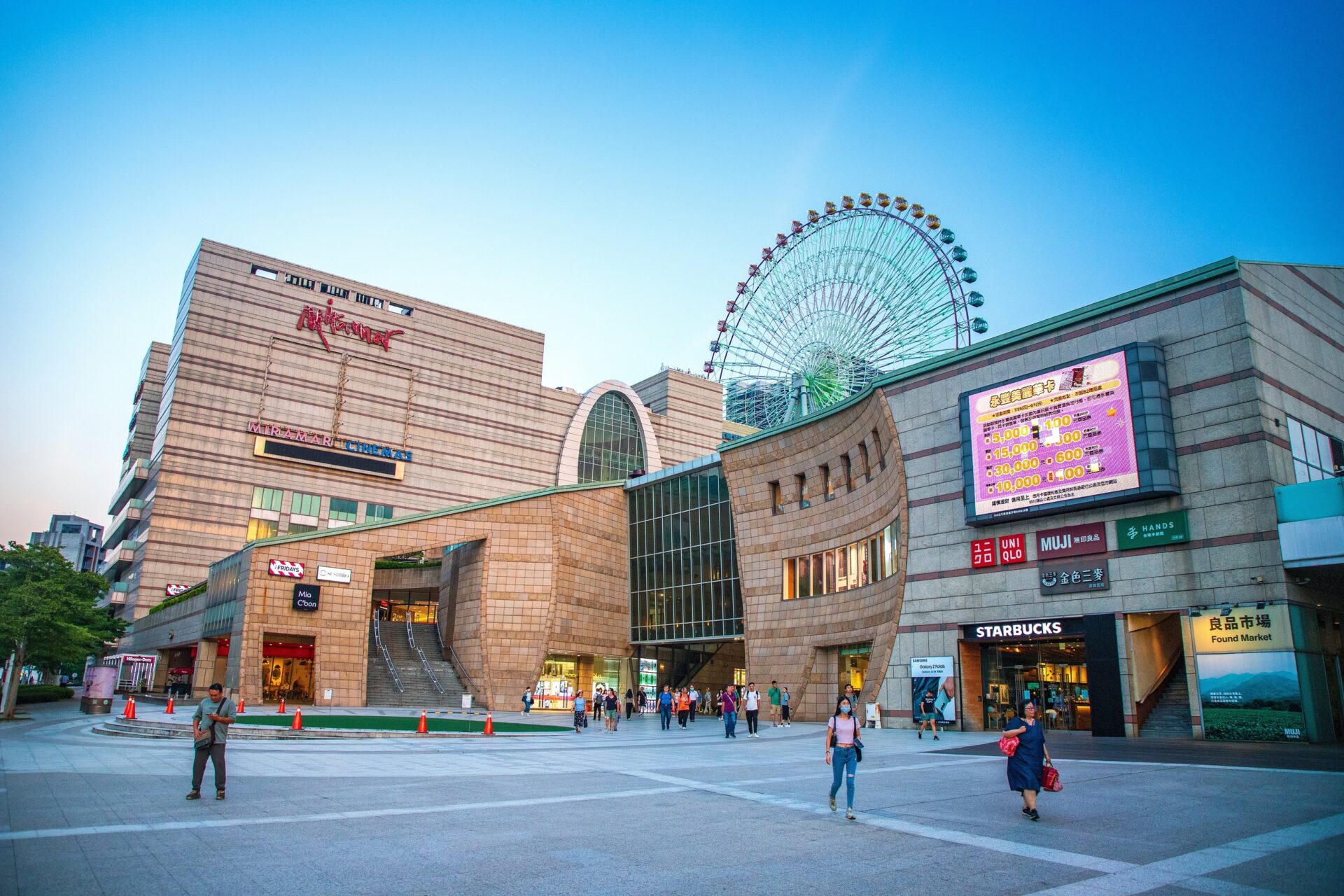 Miramar Ferris Wheel Obchodní centrum Miramar v Taipei s velkým ruským kolem na střeše