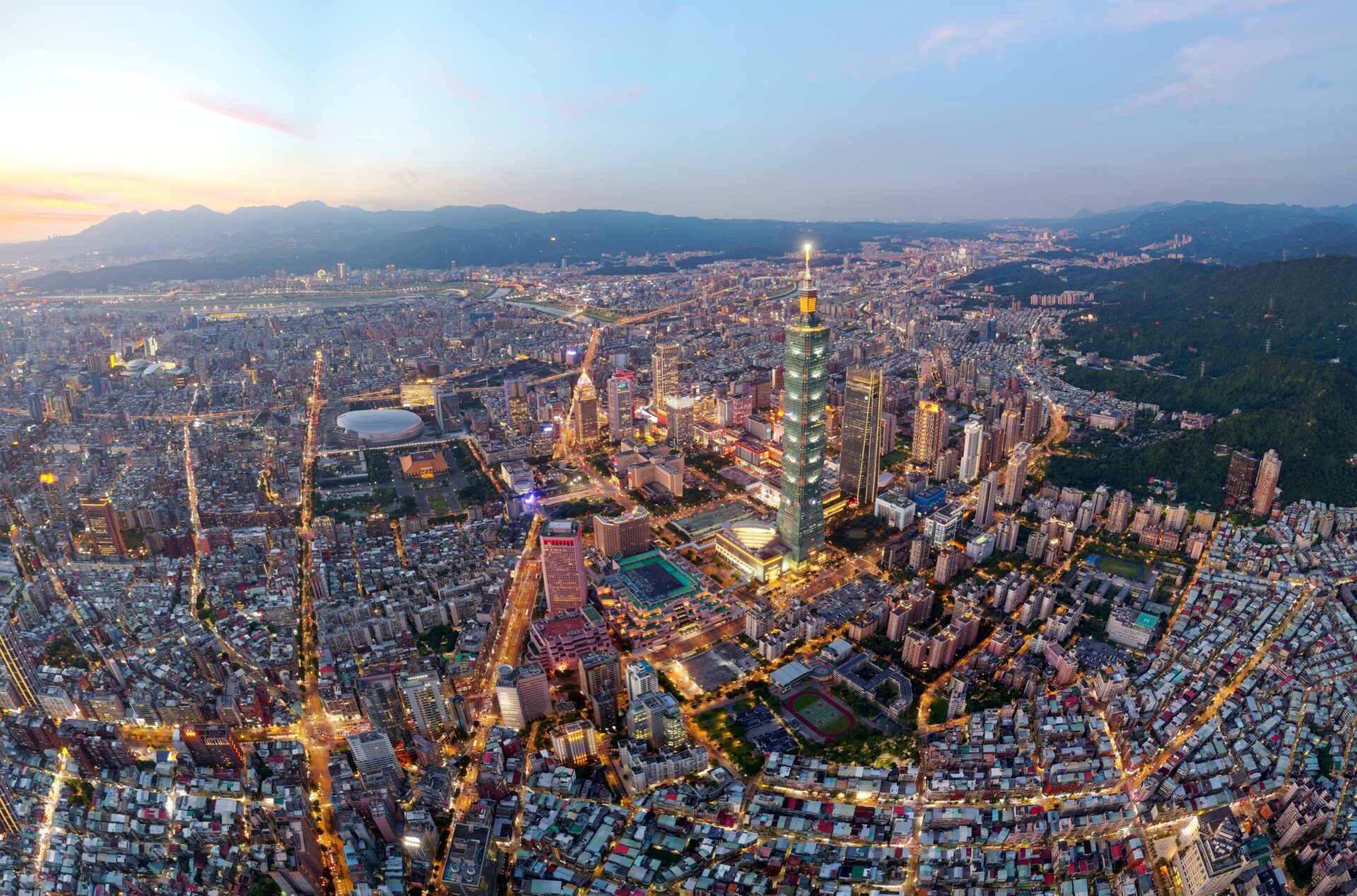 Taipei 101 z výšky Letecký pohled na Taipei s mrakodrapem Taipei 101 uprostřed města