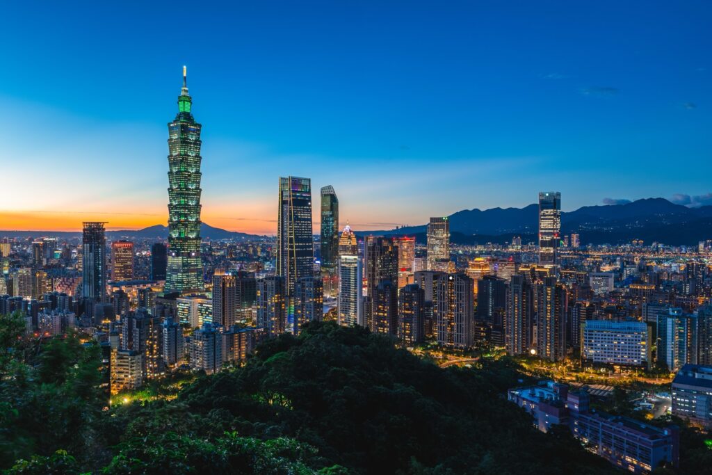 Panorama Taipeie s osvětleným mrakodrapem Taipei 101 při modré hodině