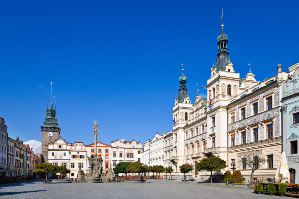 Pernštýnské náměstí v Pardubicích s renesanční radnicí, mariánským sloupem a Zelenou bránou