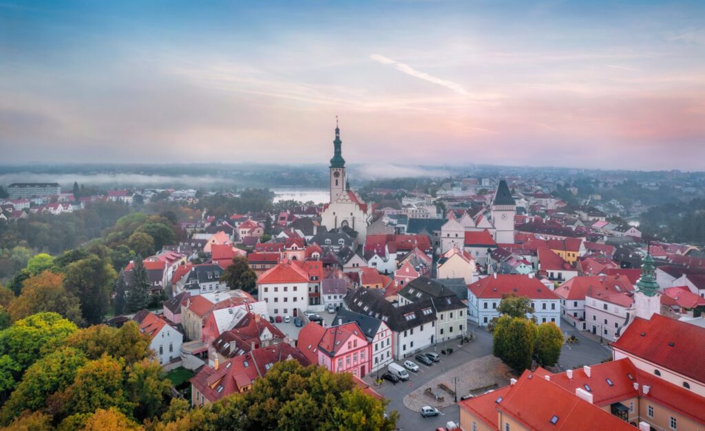 Letecký pohled na historické centrum Tábora za východu slunce