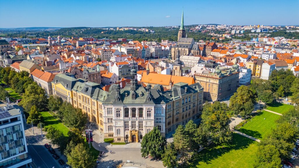 Panorama historického centra Plzně s katedrálou svatého Bartoloměje