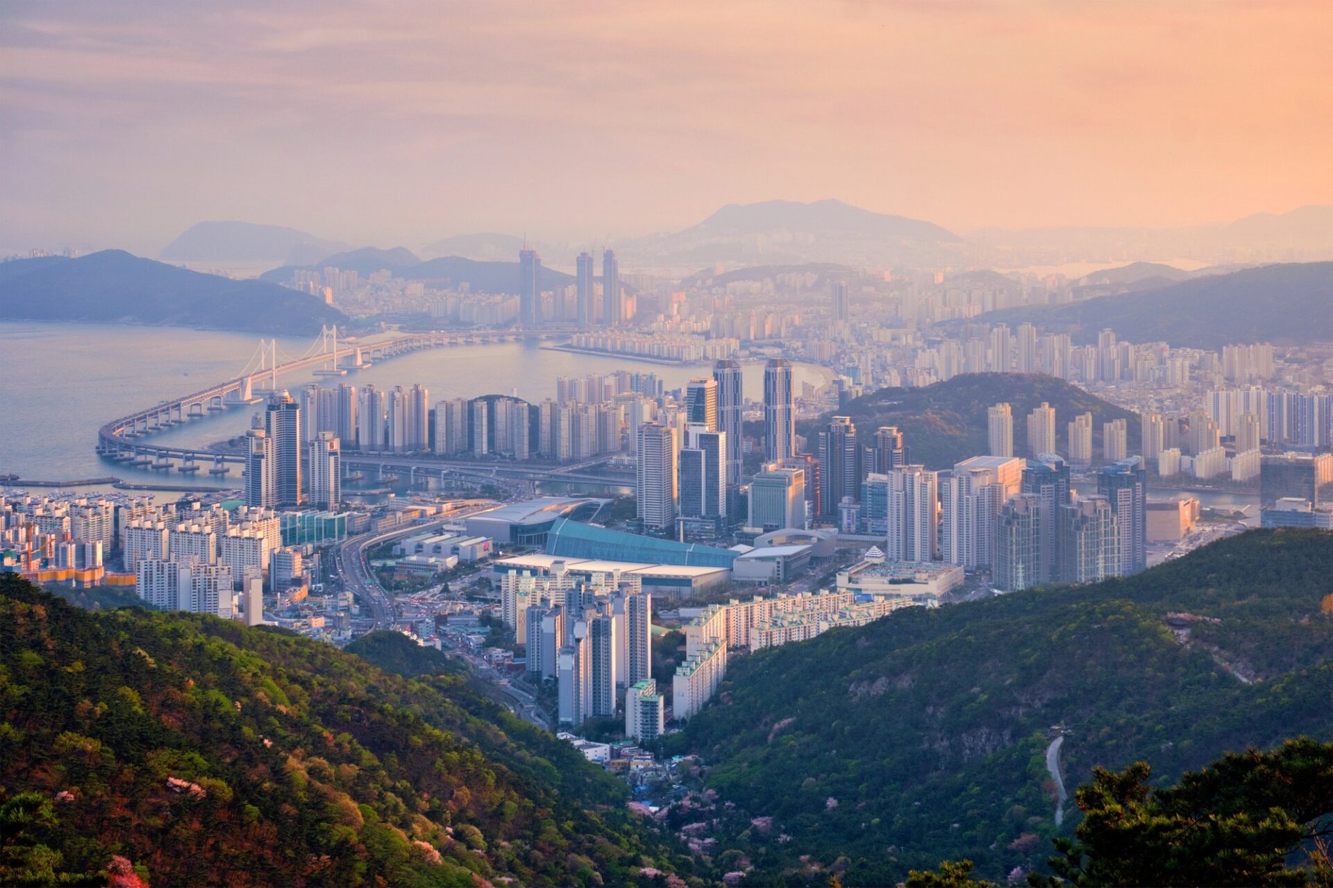 Výhled na Busan, most Gwangan a pobřežní čtvrti při západu slunce