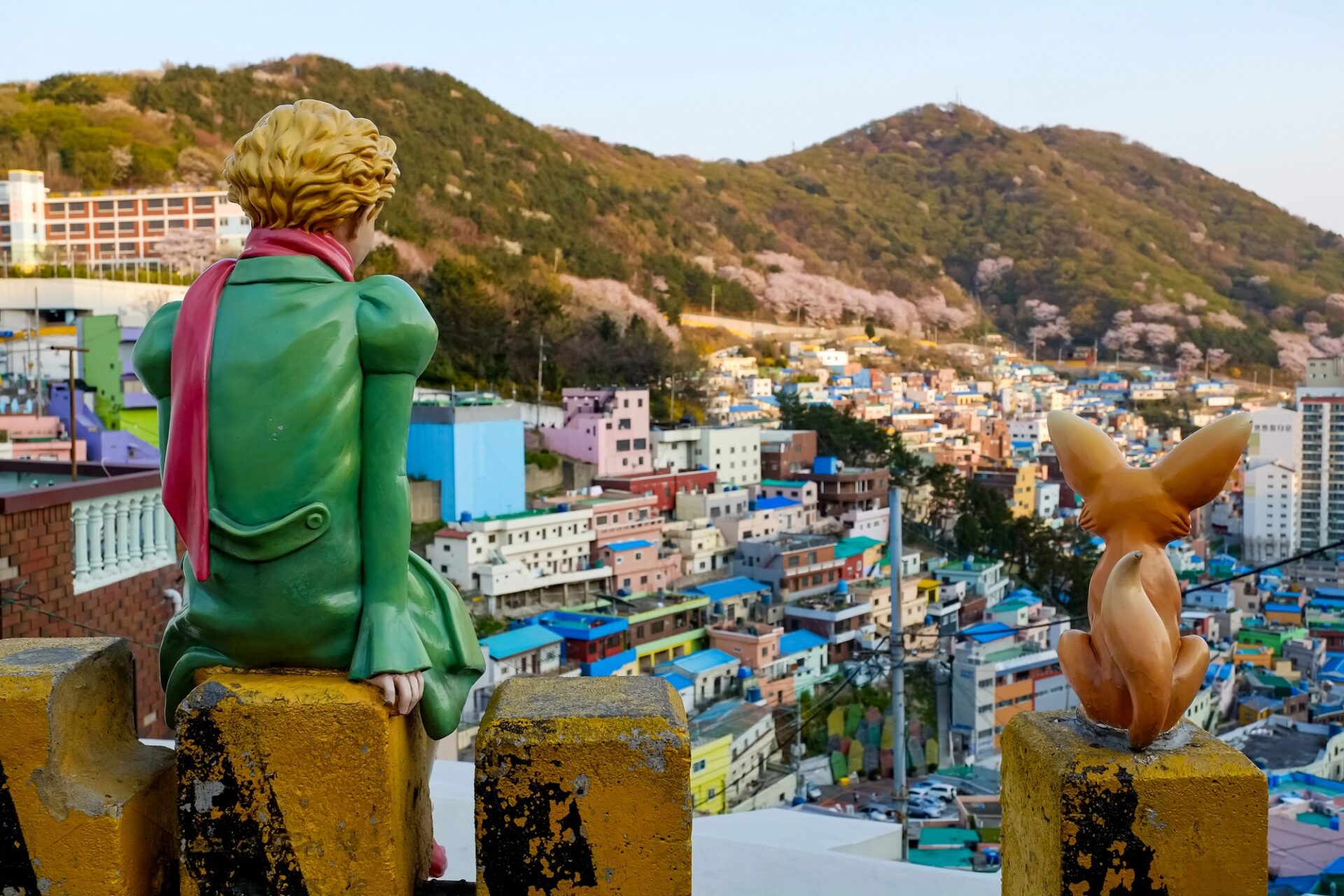 Barevné domy Gamcheon Culture Village v Busanu se sochami na vyhlídce