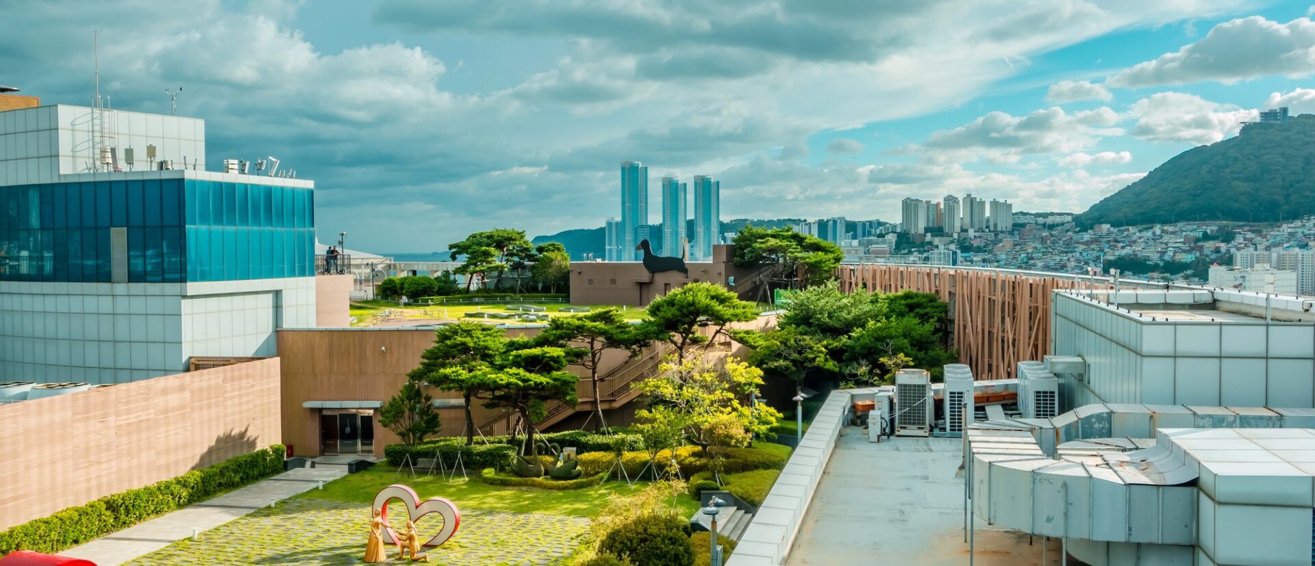 Moderní terasa se zahradou a výhledem na Busan