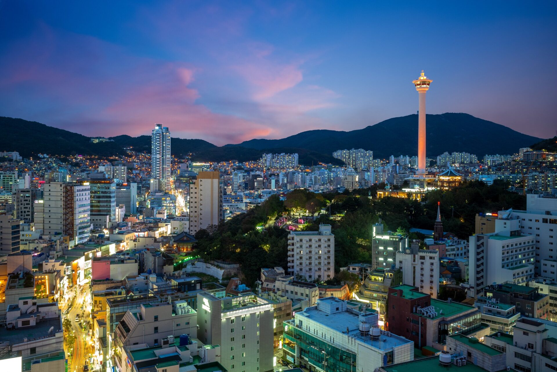 Noční výhled na Busan s osvětlenou Busan Tower v parku Yongdusan