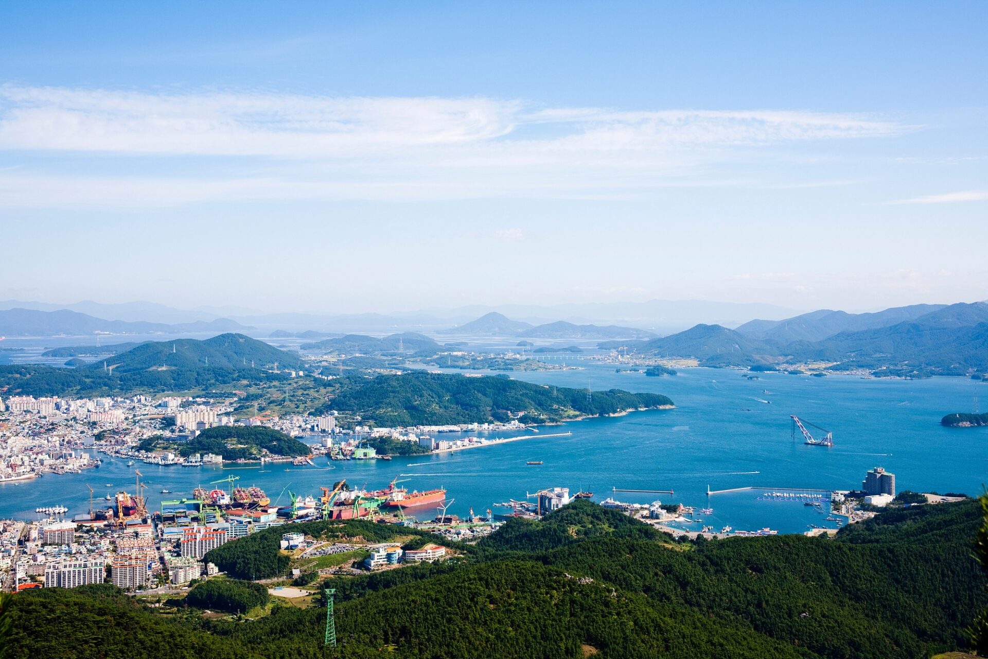 Výhled na Tongyeong, přístav a ostrovy jižního pobřeží Koreje