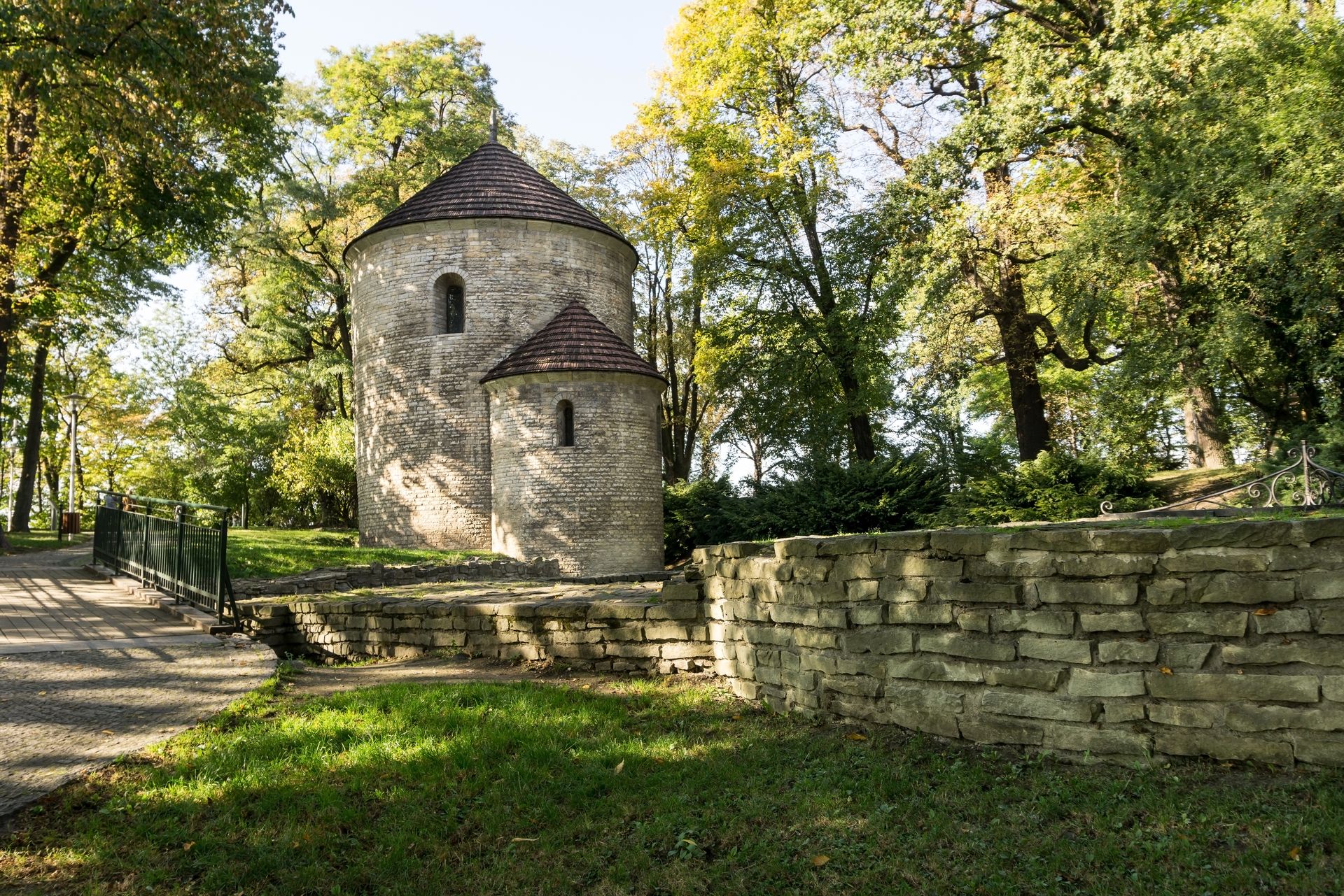 Románská rotunda svatého Mikuláše v Cieszyně, nejstarší dochovaná stavba na Zámeckém vrchu