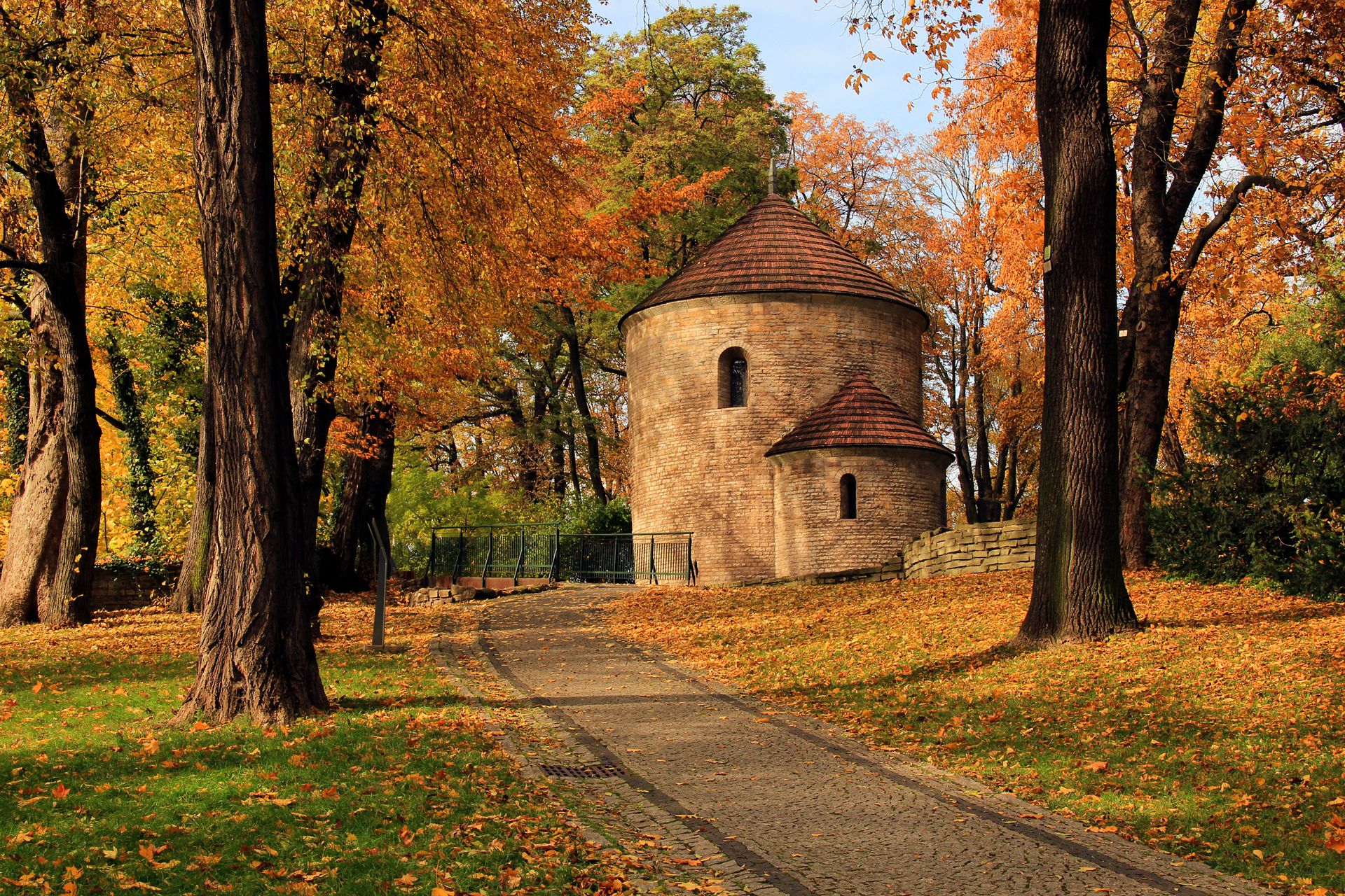 Rotunda svatého Mikuláše a svatého Václava v Cieszyně v podzimním parku na Zámeckém vrchu