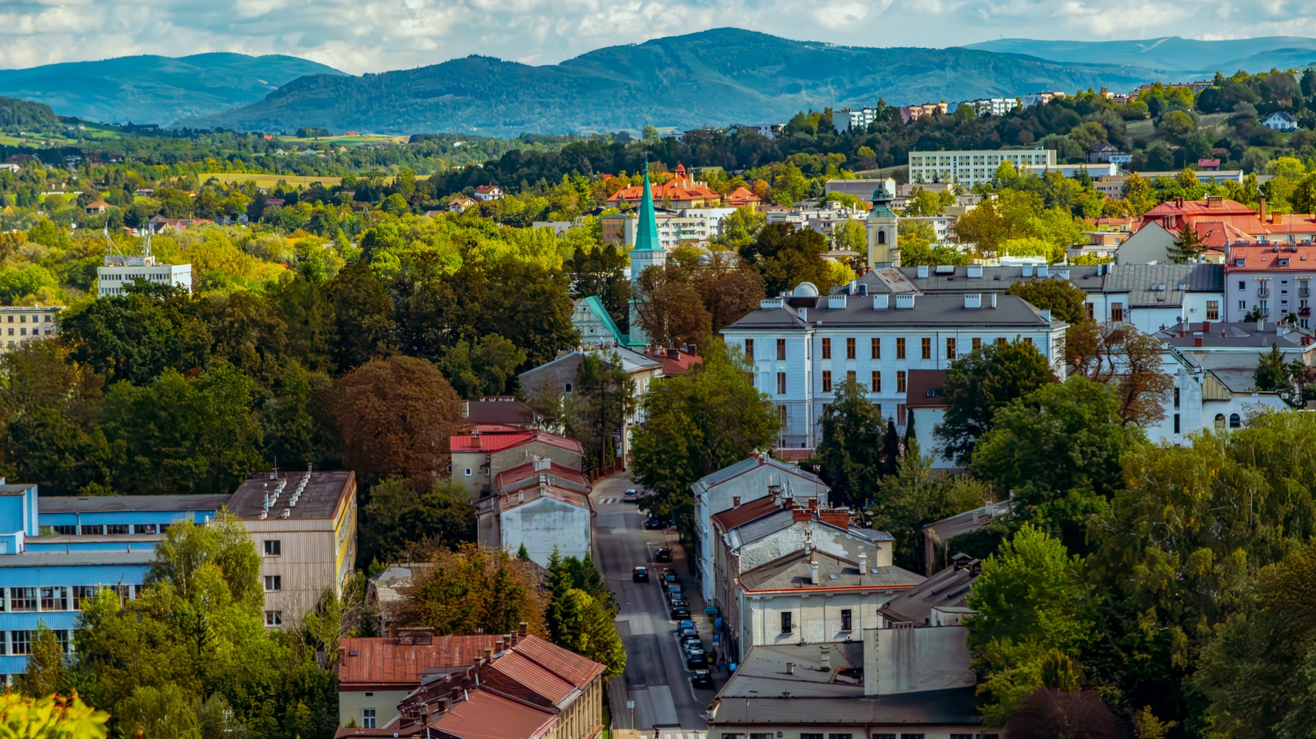 Výhled z Piastovské věže na střechy Cieszyna a hřebeny Slezských Beskyd