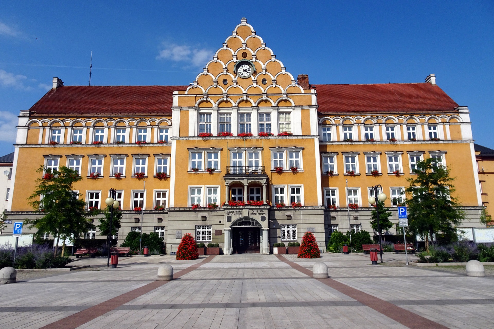 Novorenesanční radnice Českého Těšína na náměstí ČSA s obloukovým štítem a hodinami