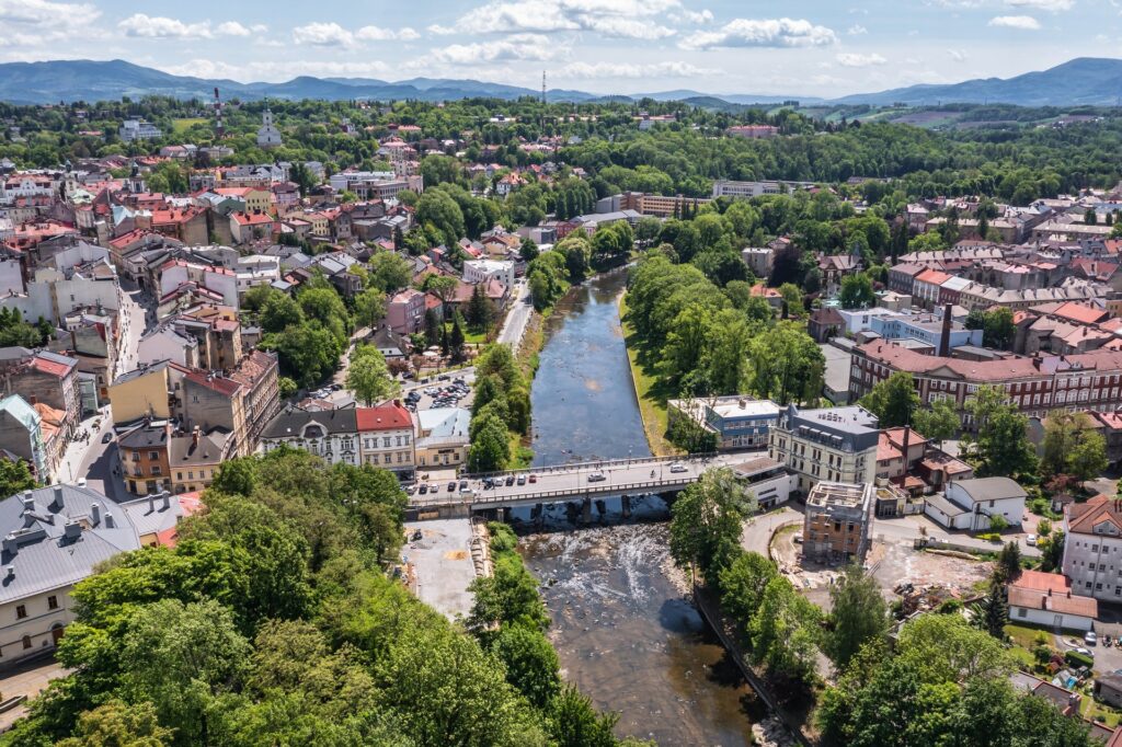 Most Družby přes Olši mezi Cieszynem a Českým Těšínem z ptačí perspektivy