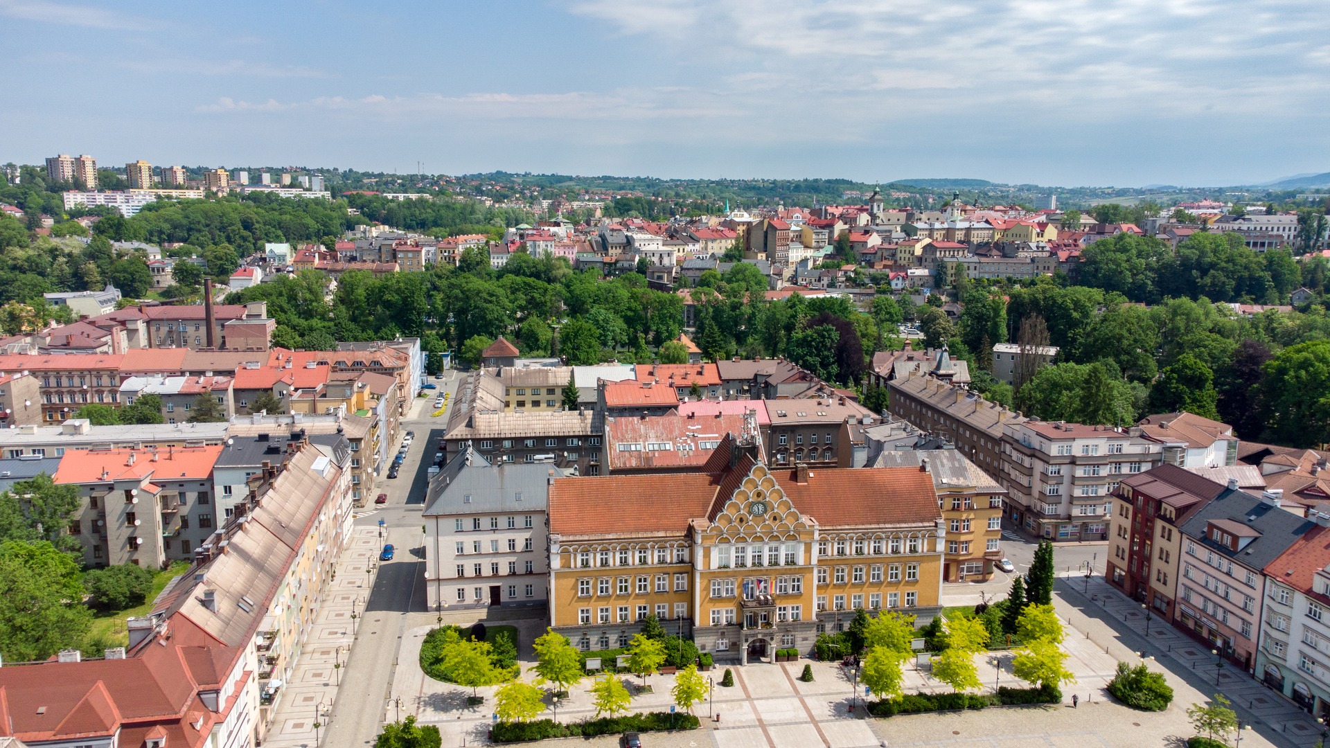 Letecký pohled na náměstí ČSA a novorenesanční radnici Českého Těšína