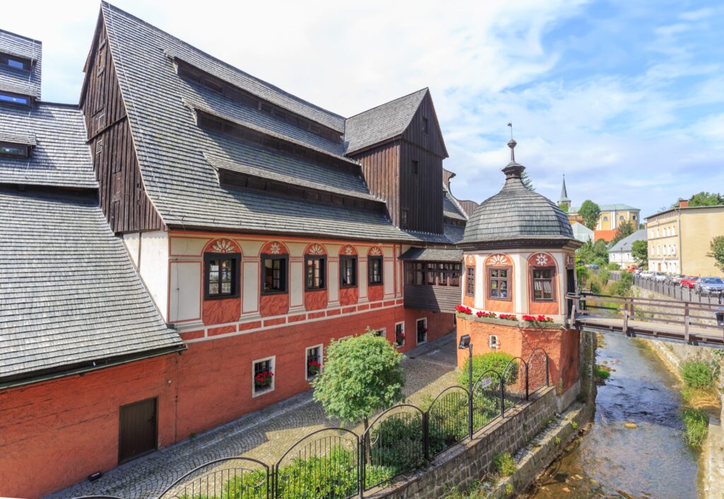 Barokní papírenský mlýn Muzea Papiernictwa v Duszniki-Zdrój nad řekou Bystřicí