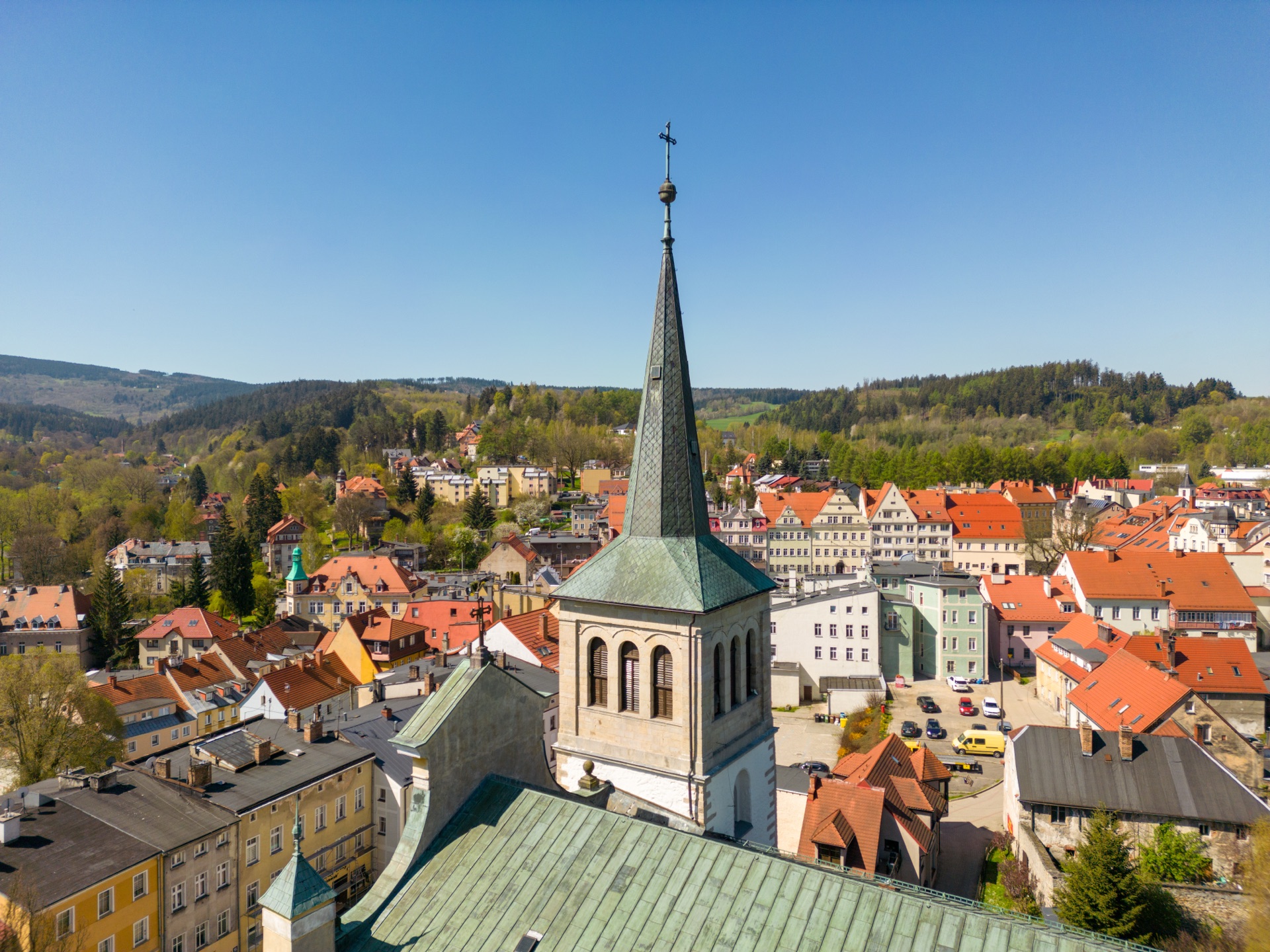 Duszniki-Zdrój z výšky Letecký pohled na Duszniki-Zdrój s věží kostela svatých Petra a Pavla