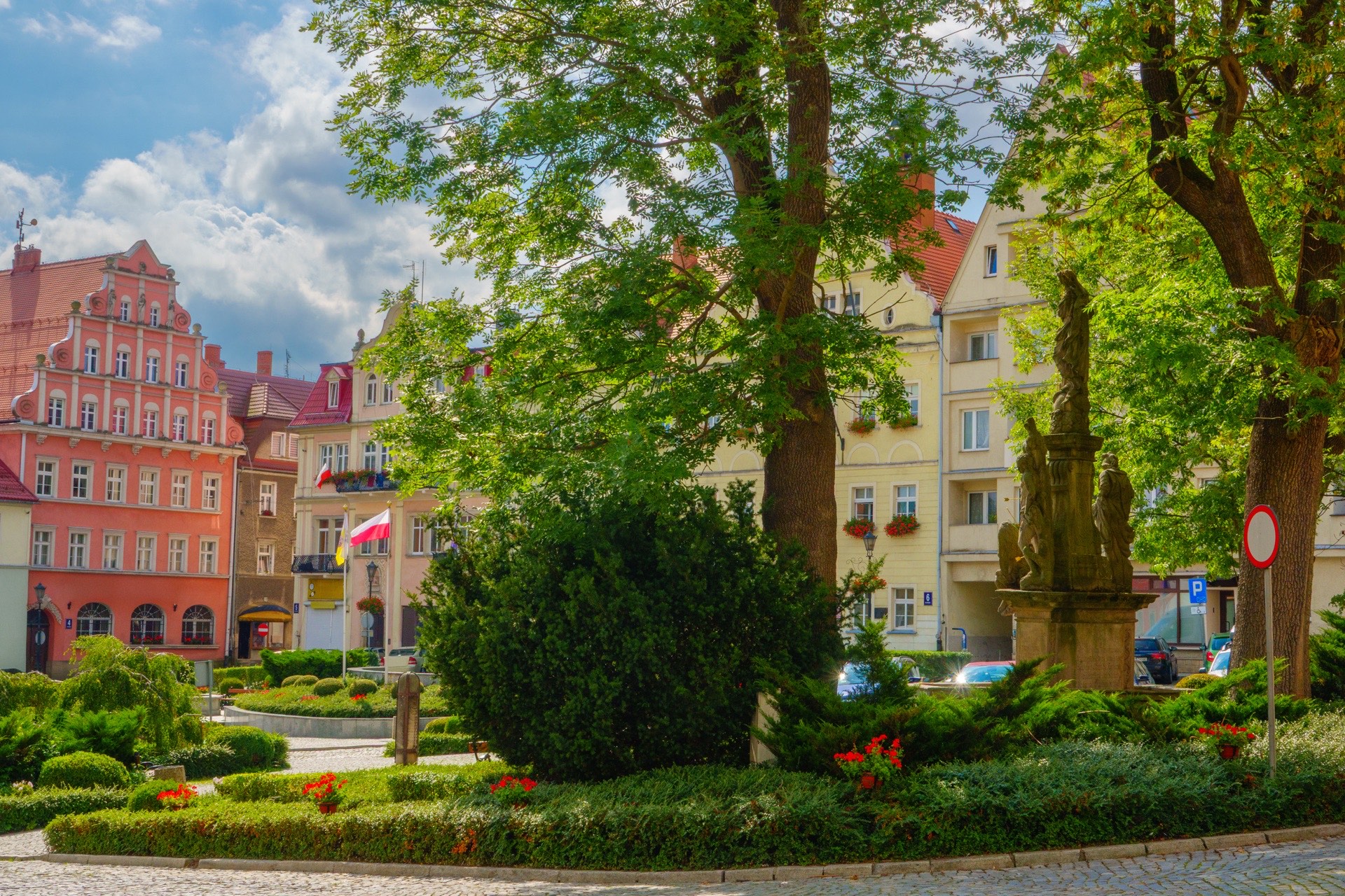 Rynek v Duszniki-Zdrój Barokní domy a mariánský sloup na Rynku v Duszniki-Zdrój