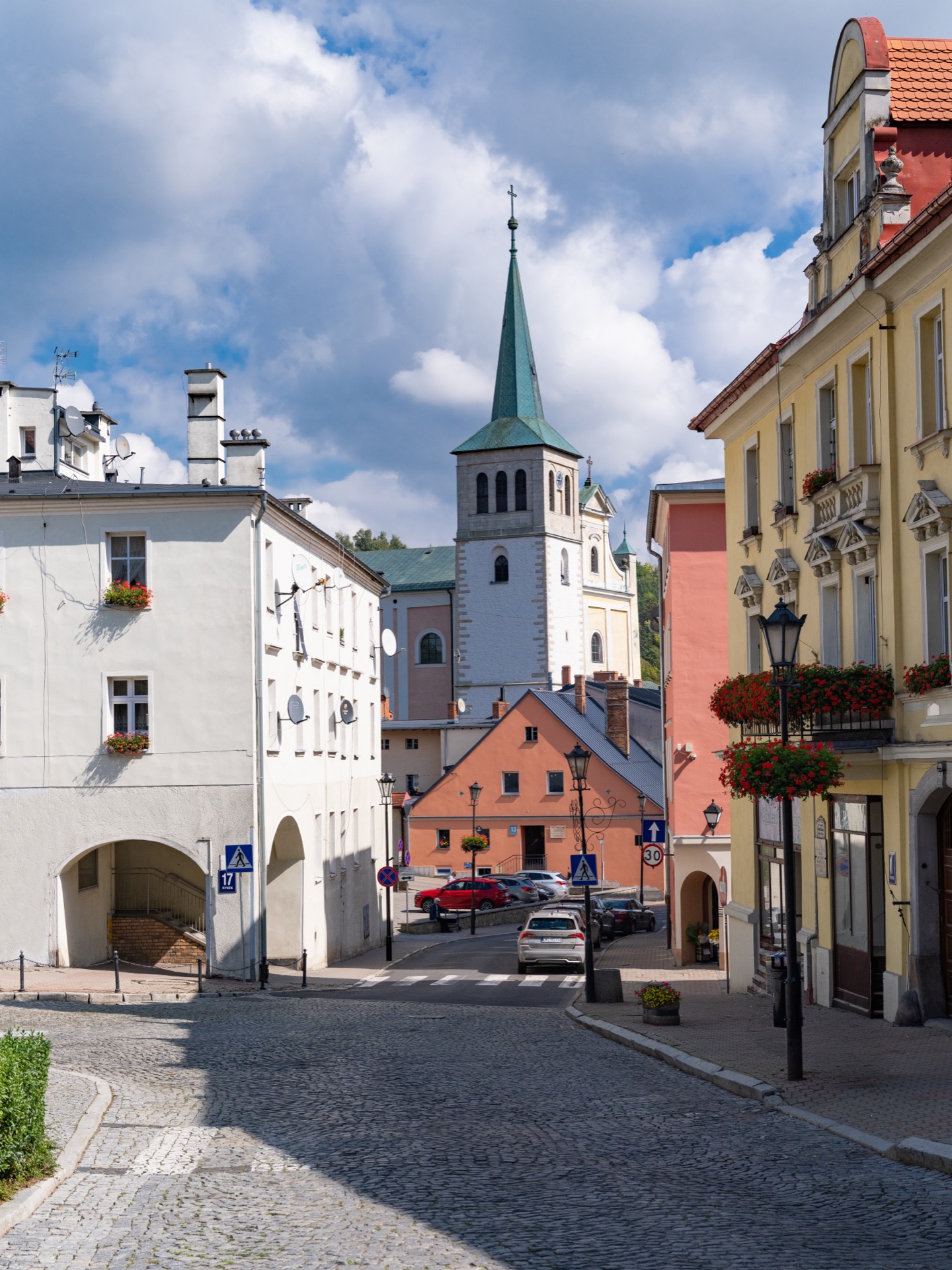 Kostel sv. Petra a Pavla Dlážděná ulice vedoucí ke kostelu svatých Petra a Pavla v Duszniki-Zdrój