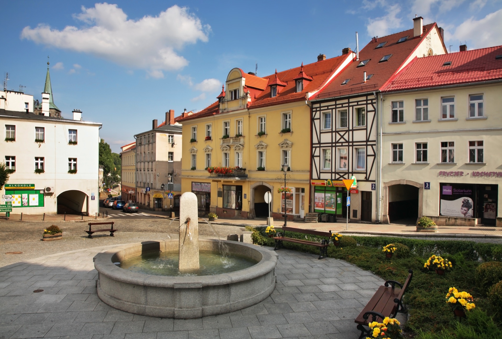 Rynek v Duszniki-Zdrój Náměstí Rynek v Duszniki-Zdrój s barokními štíty měšťanských domů