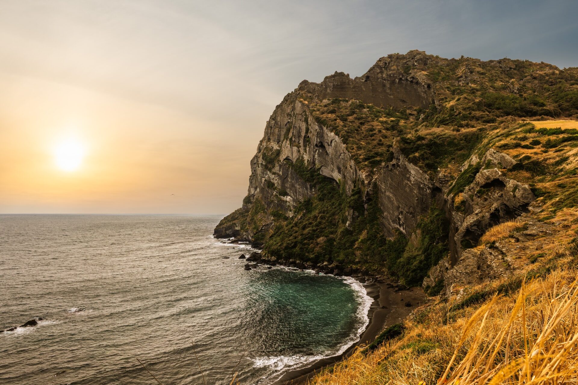 Seongsan Ilchulbong na východě ostrova Jeju při soumraku