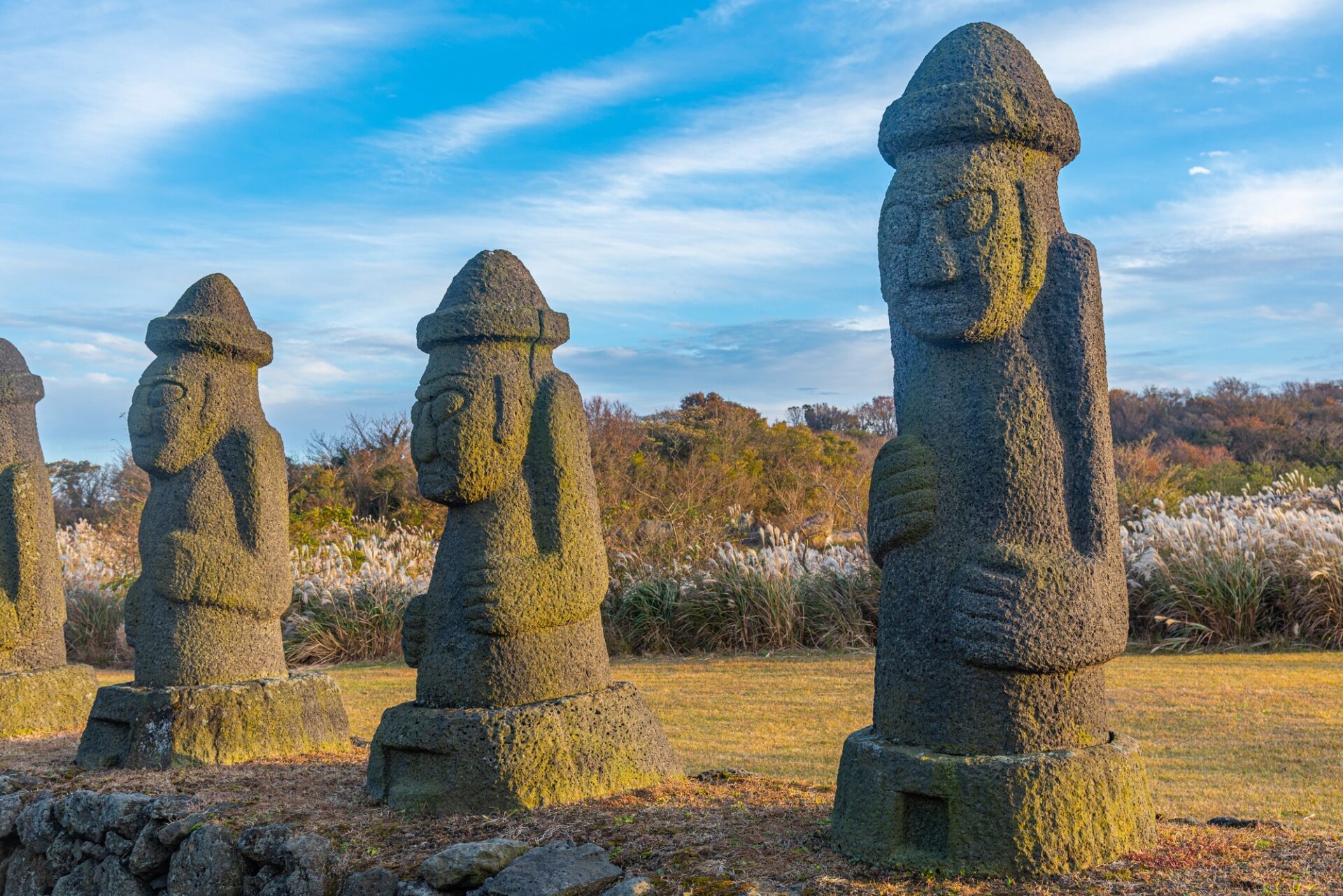 Kamenné sochy dol hareubang v Jeju Stone Park