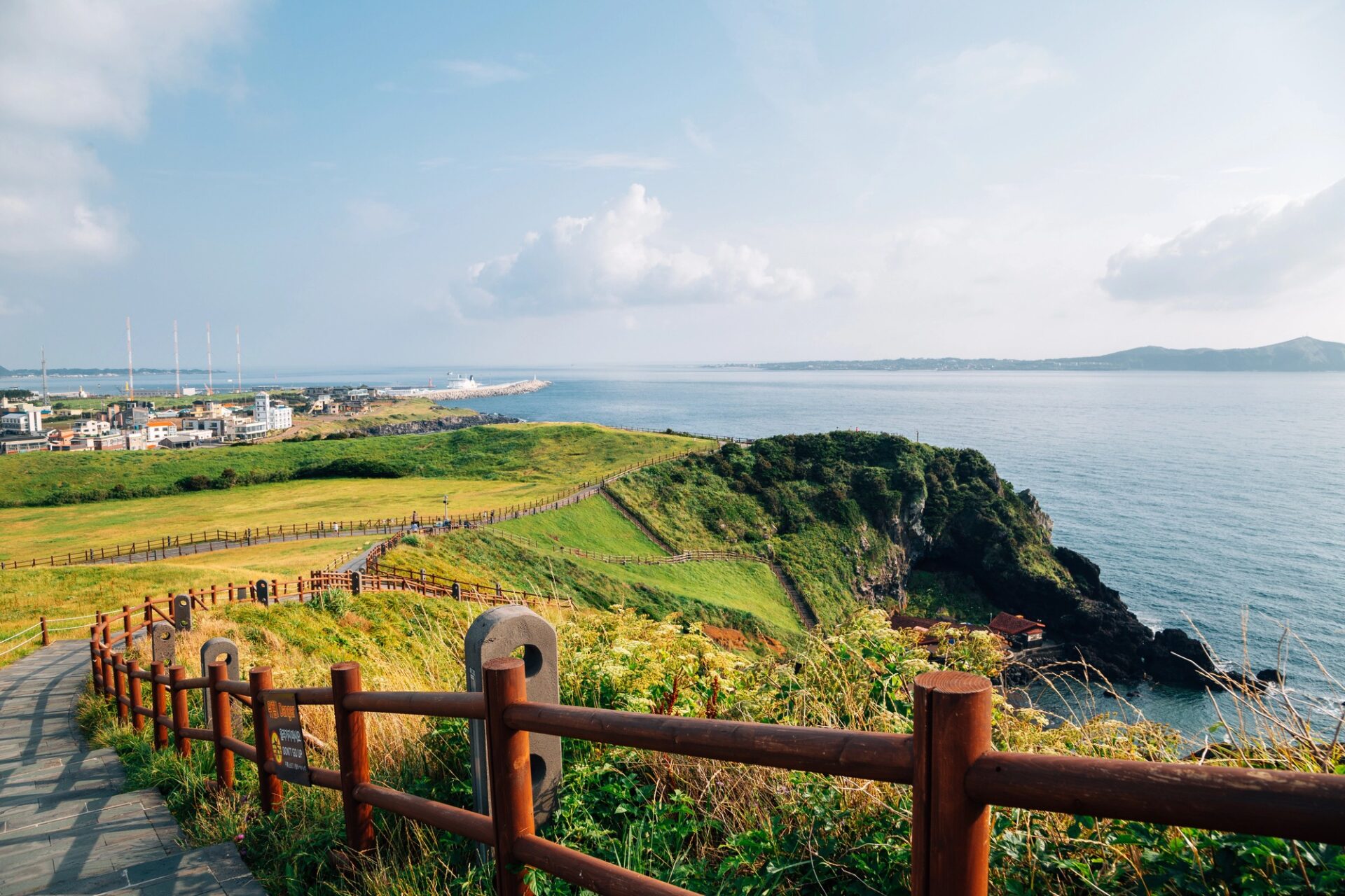 Stezka u kráteru Seongsan Ilchulbong na východě ostrova Jeju