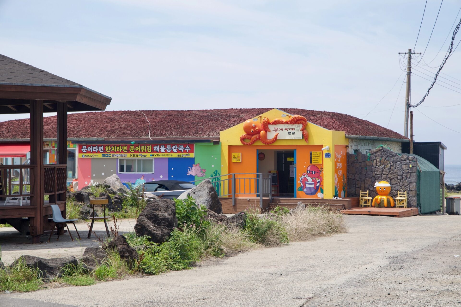 Barevný pobřežní seafood podnik u Shinheungu na ostrově Jeju