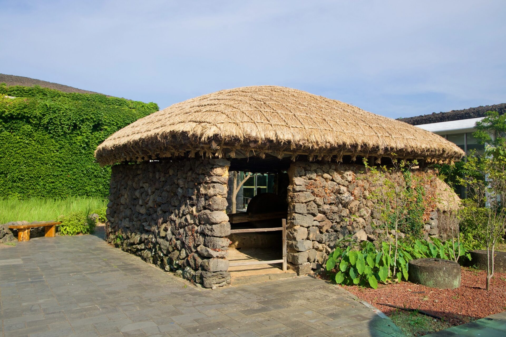 Tradiční kamenný dům choga s doškovou střechou na ostrově Jeju