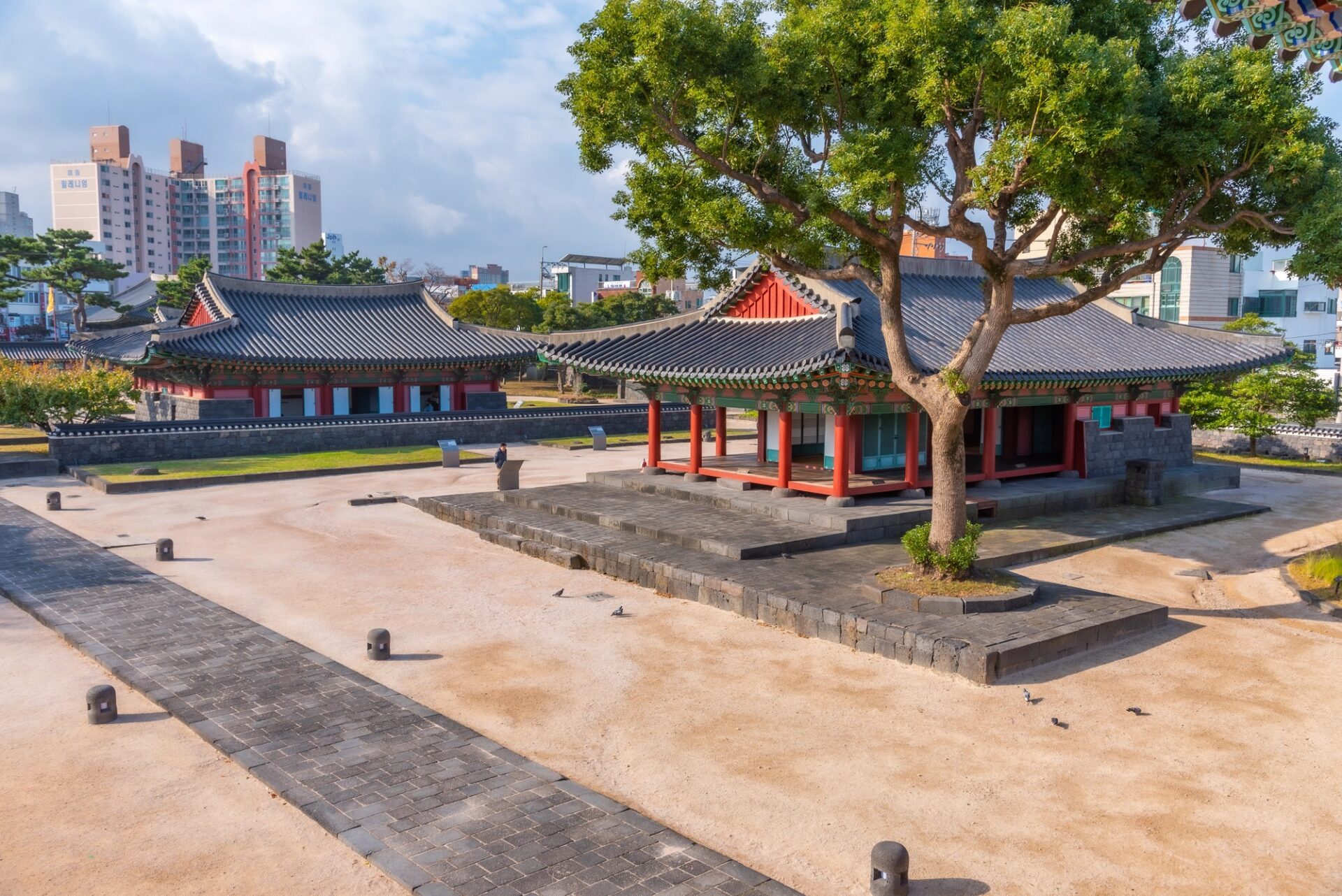 Historický pavilon Gwandeokjeong v centru Jeju City