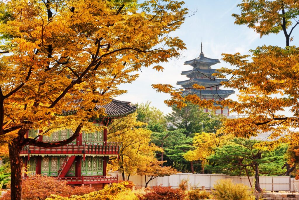 Podzimní zahrada paláce Gyeongbokgung v Soulu s pavilonem Hyangwonjeong