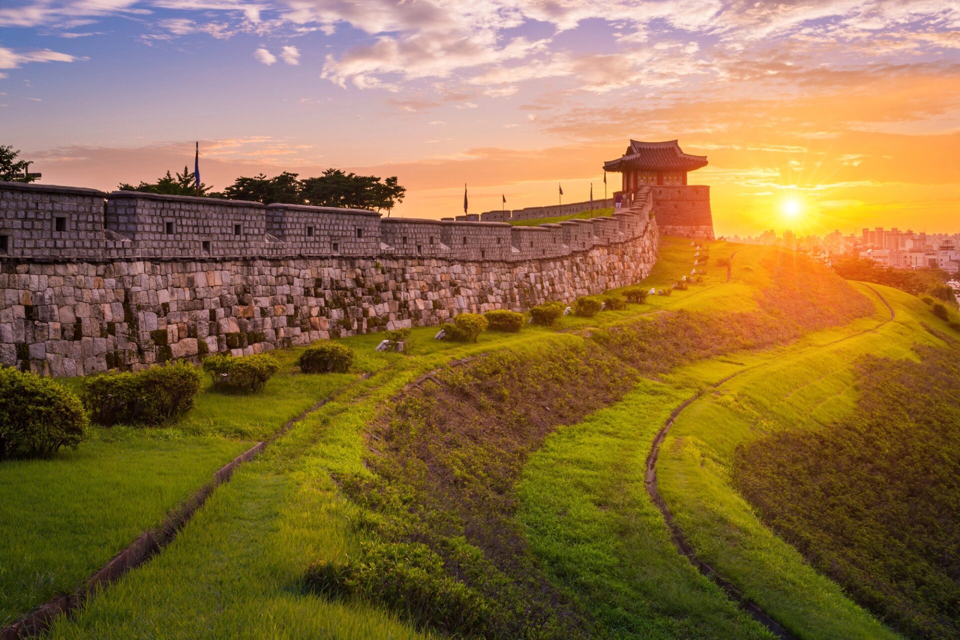 Pevnost Hwaseong v Suwonu Pevnost Hwaseong v Suwonu při západu slunce