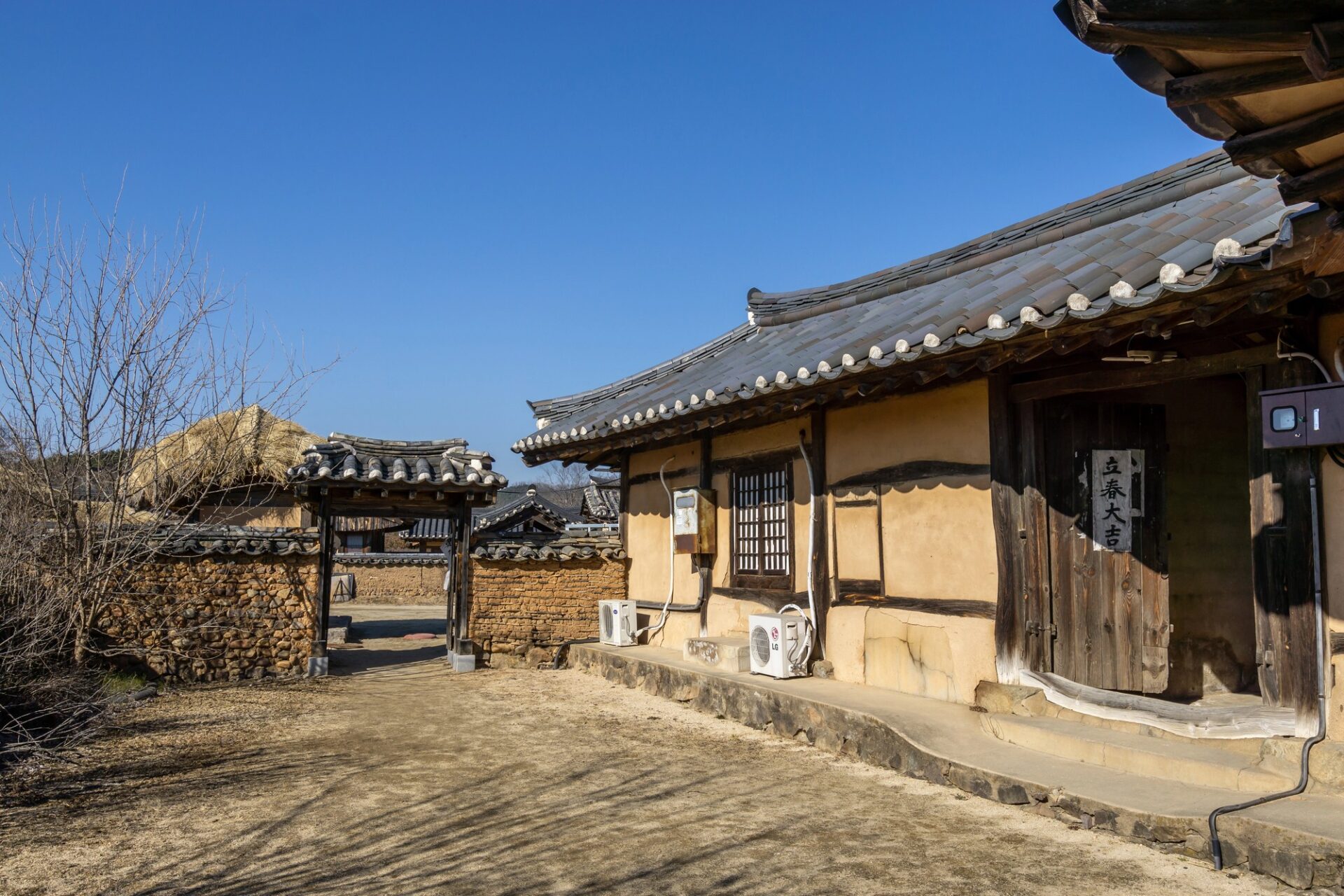 Tradiční dům ve vesnici hanok Tradiční korejský dům s doškovou střechou ve vesnici hanok