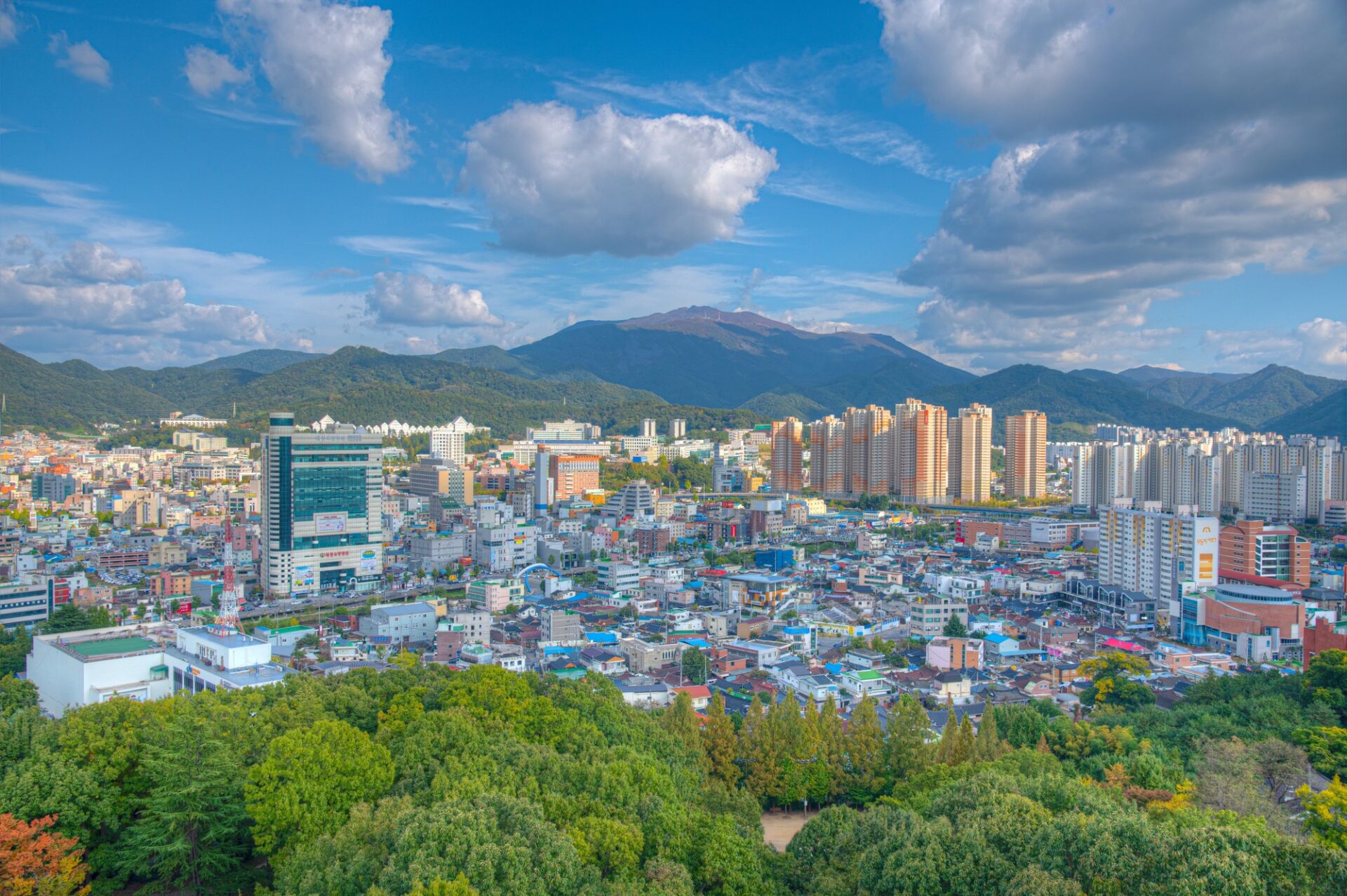 Gwangju Letecký pohled na město Gwangju s horami v pozadí