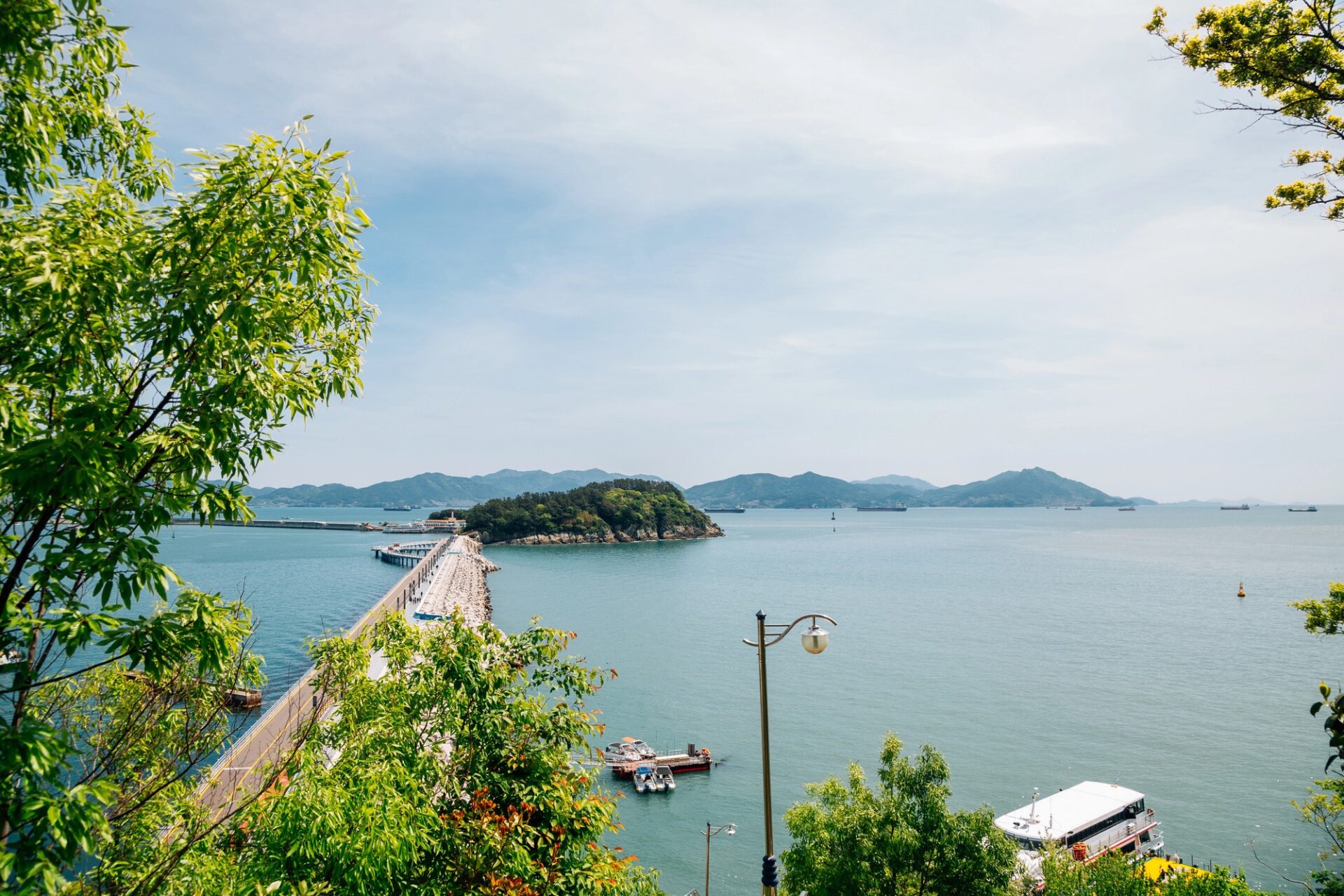 Odongdo a pobřeží Yeosu Výhled z parku Jasan na ostrov Odongdo a pobřeží Yeosu