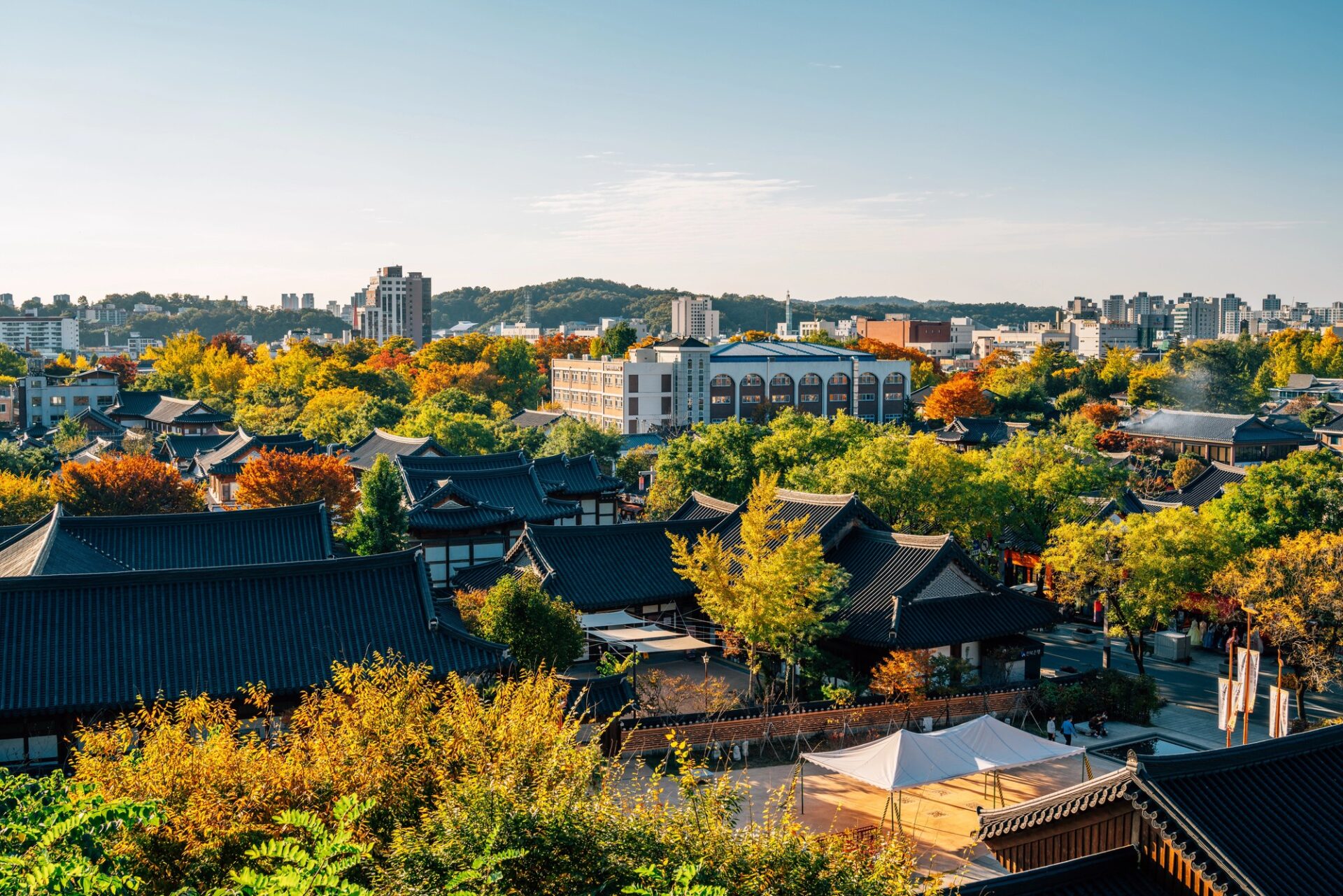 Jeonju Hanok Village Podzimní výhled na střechy tradiční vesnice Jeonju Hanok Village
