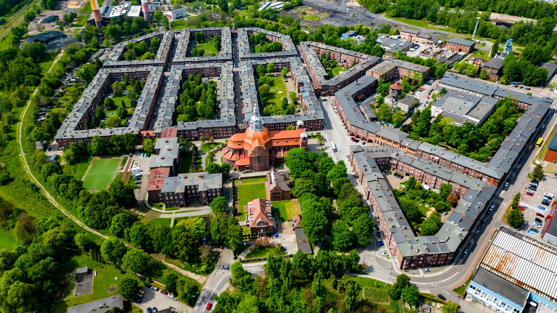 Nikiszowiec z ptačí perspektivy, uzavřené cihlové bloky s vnitřními dvory
