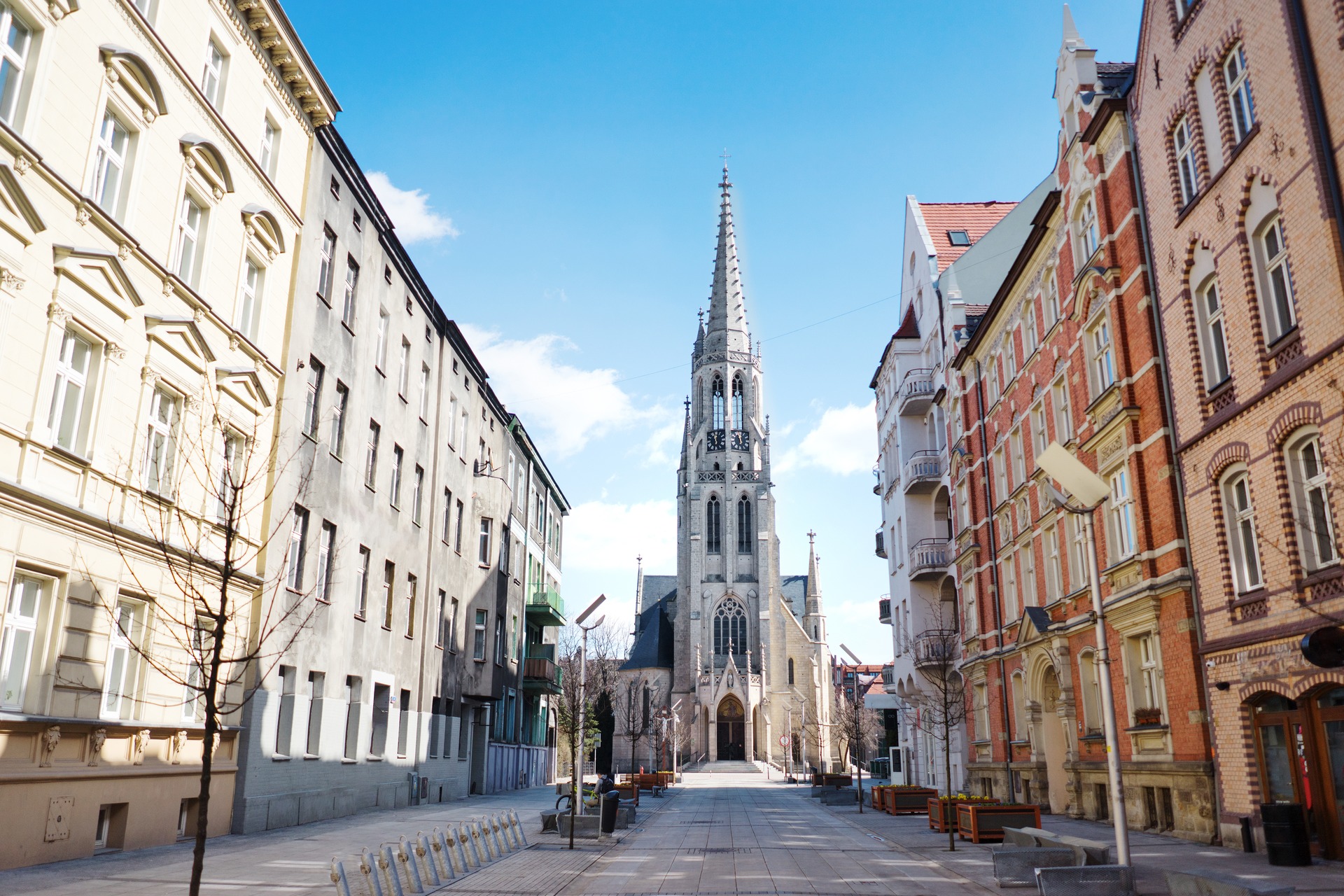 Ulice Mariacka v Katovicích s novogotickým kostelem Mariacki