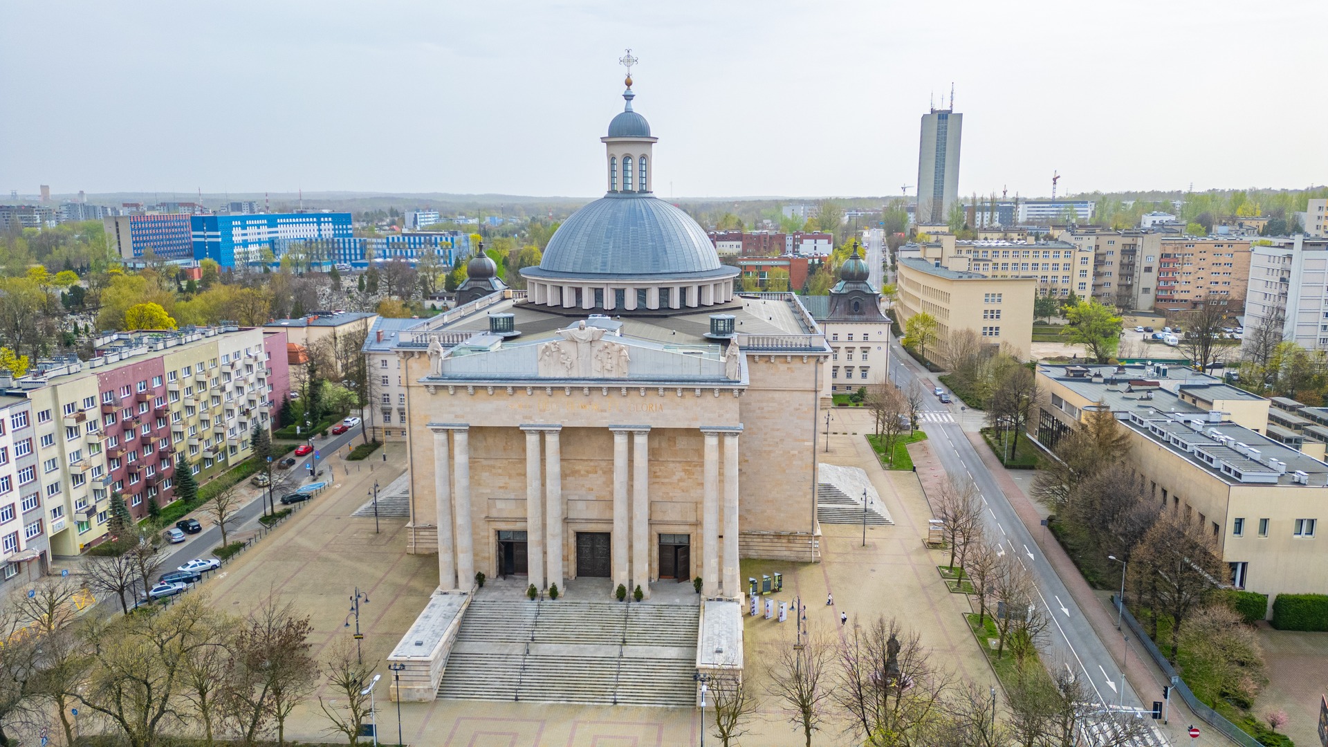Katedrála Krista Krále v Katovicích, největší katedrála v Polsku, z nadhledu