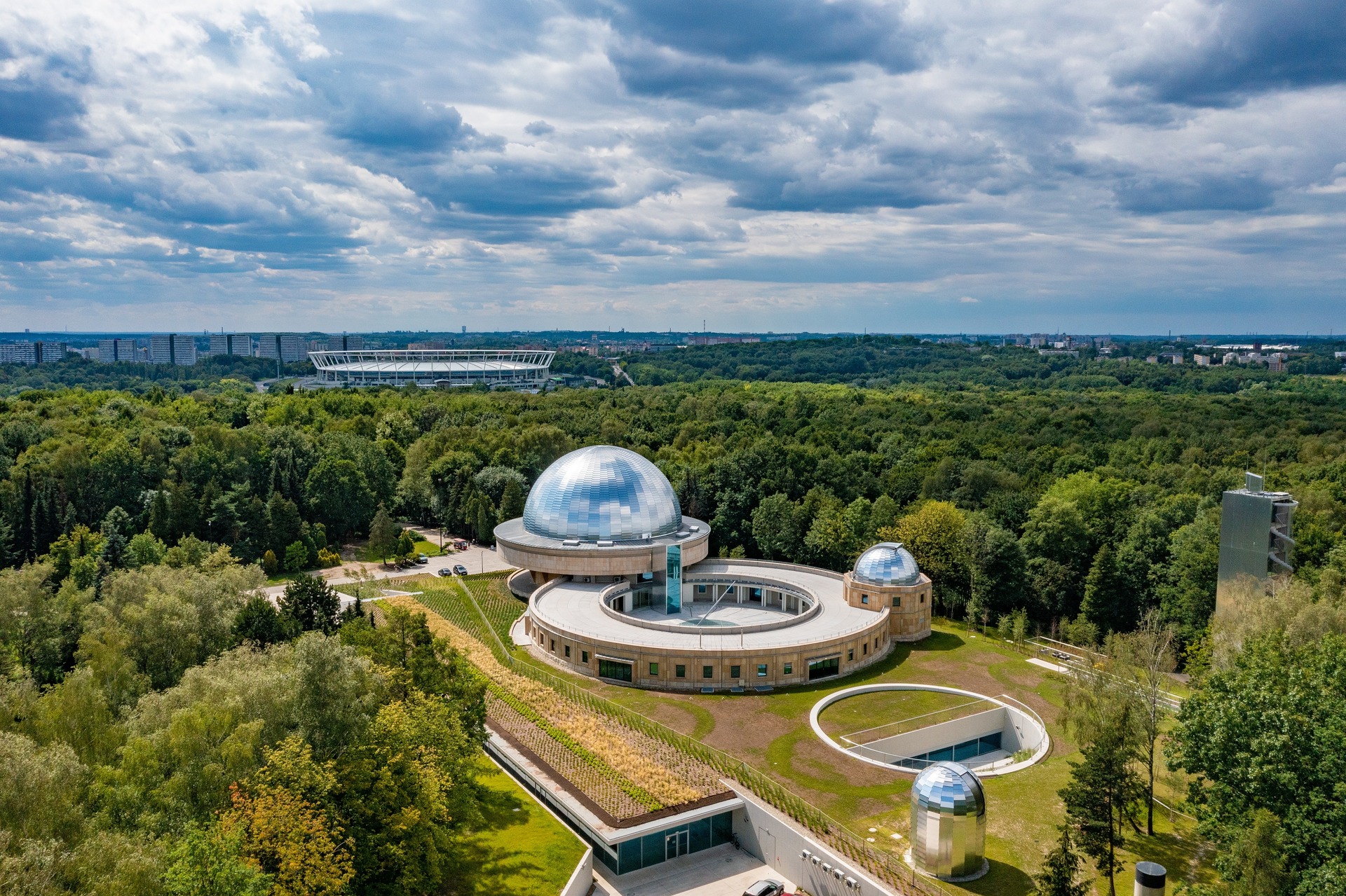 Planetarium Śląskie ve Slezském parku v Chorzówě z dronu, v pozadí Stadion Śląski