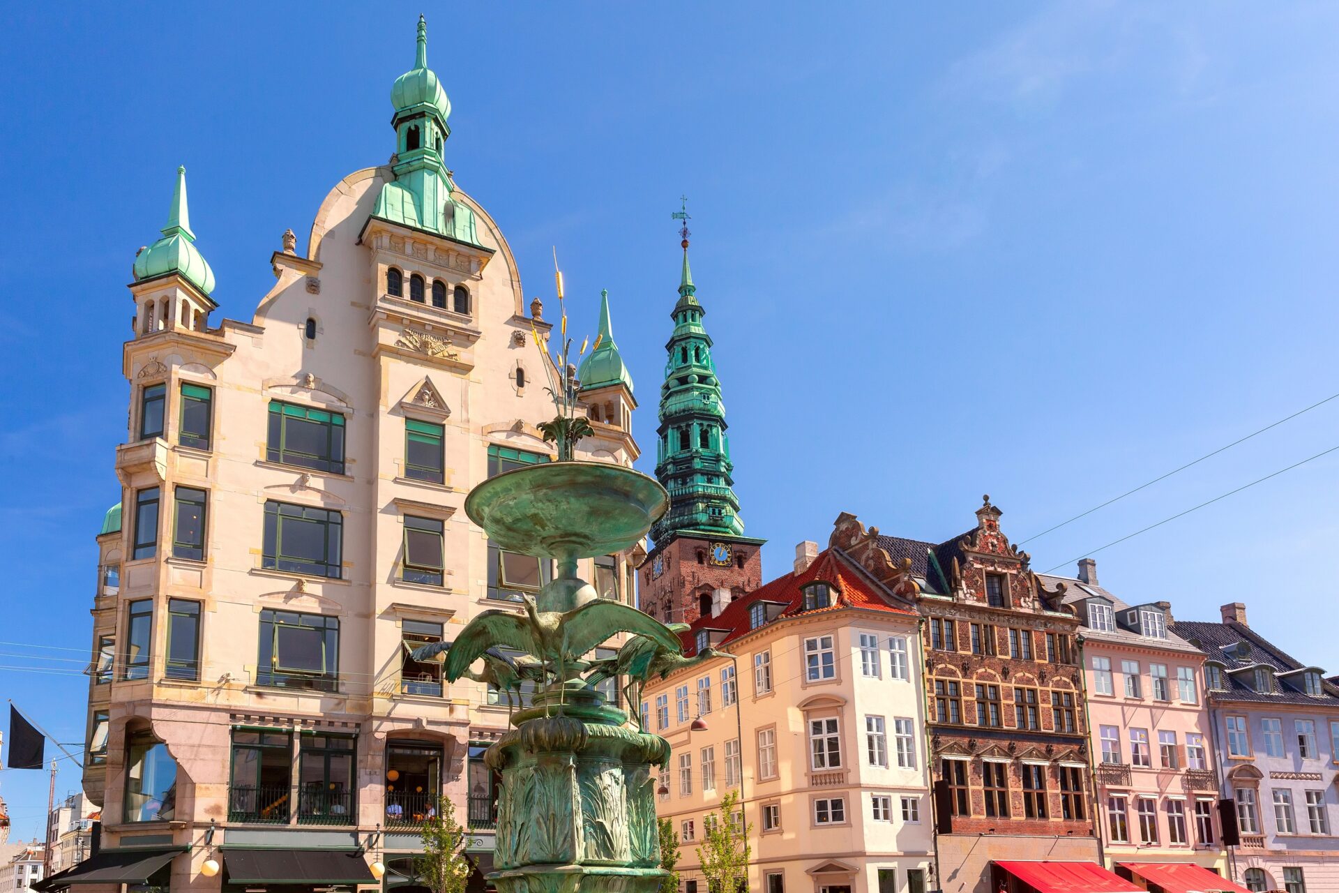 Stork Fountain na náměstí Amagertorv a věž Rundetaarn v Kodani